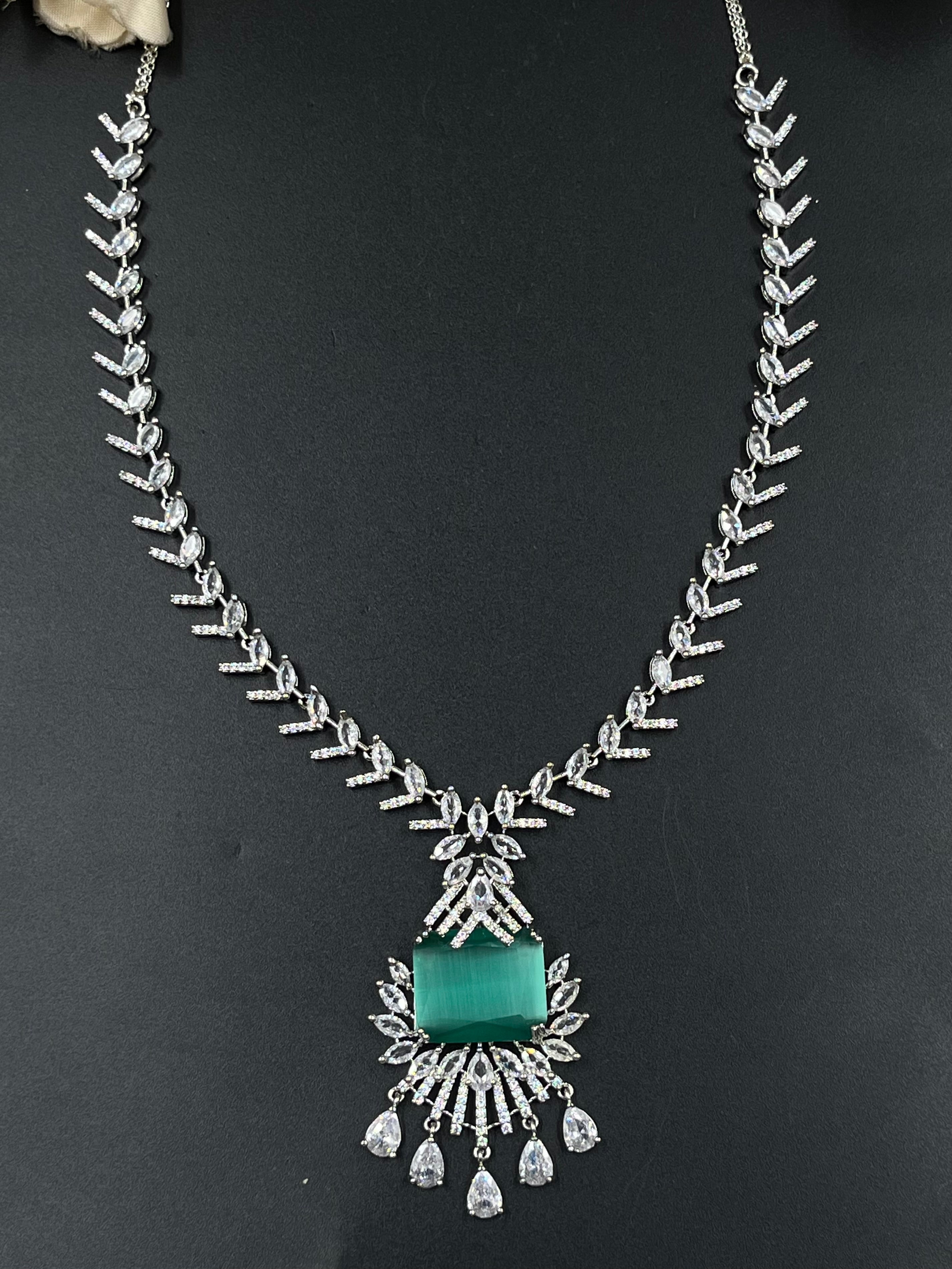 AVNI NECKLACE