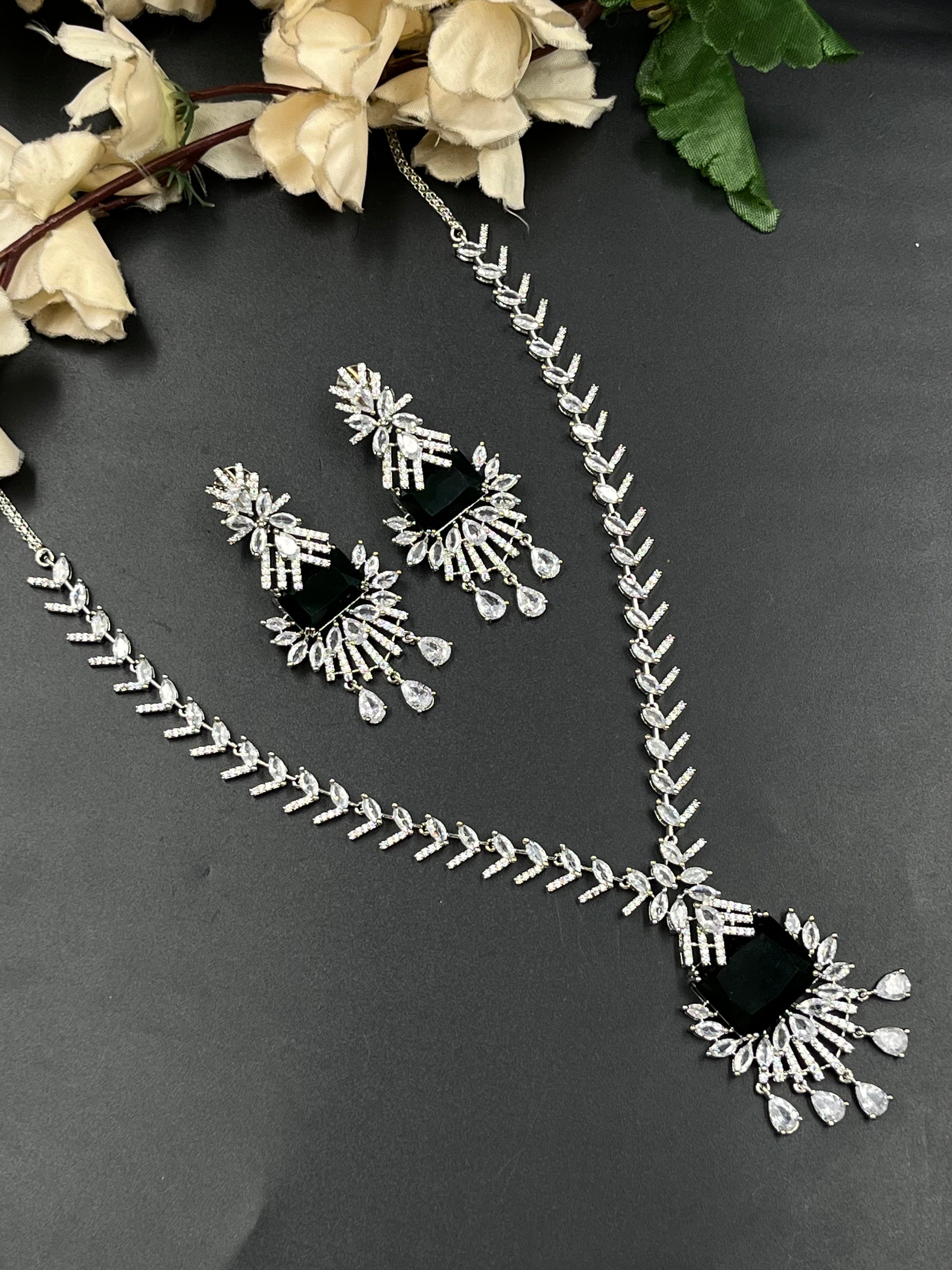 AVNI NECKLACE
