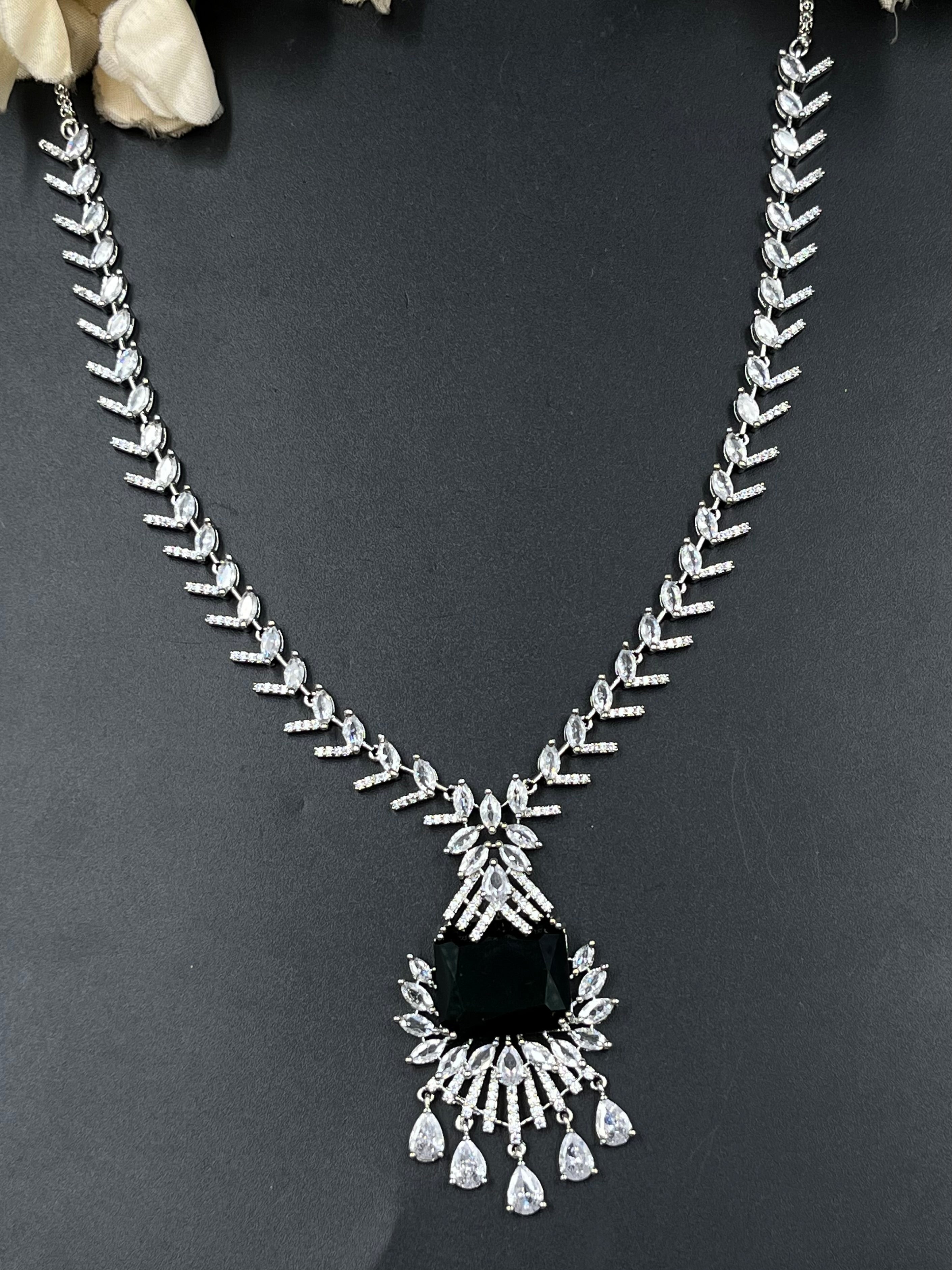 AVNI NECKLACE