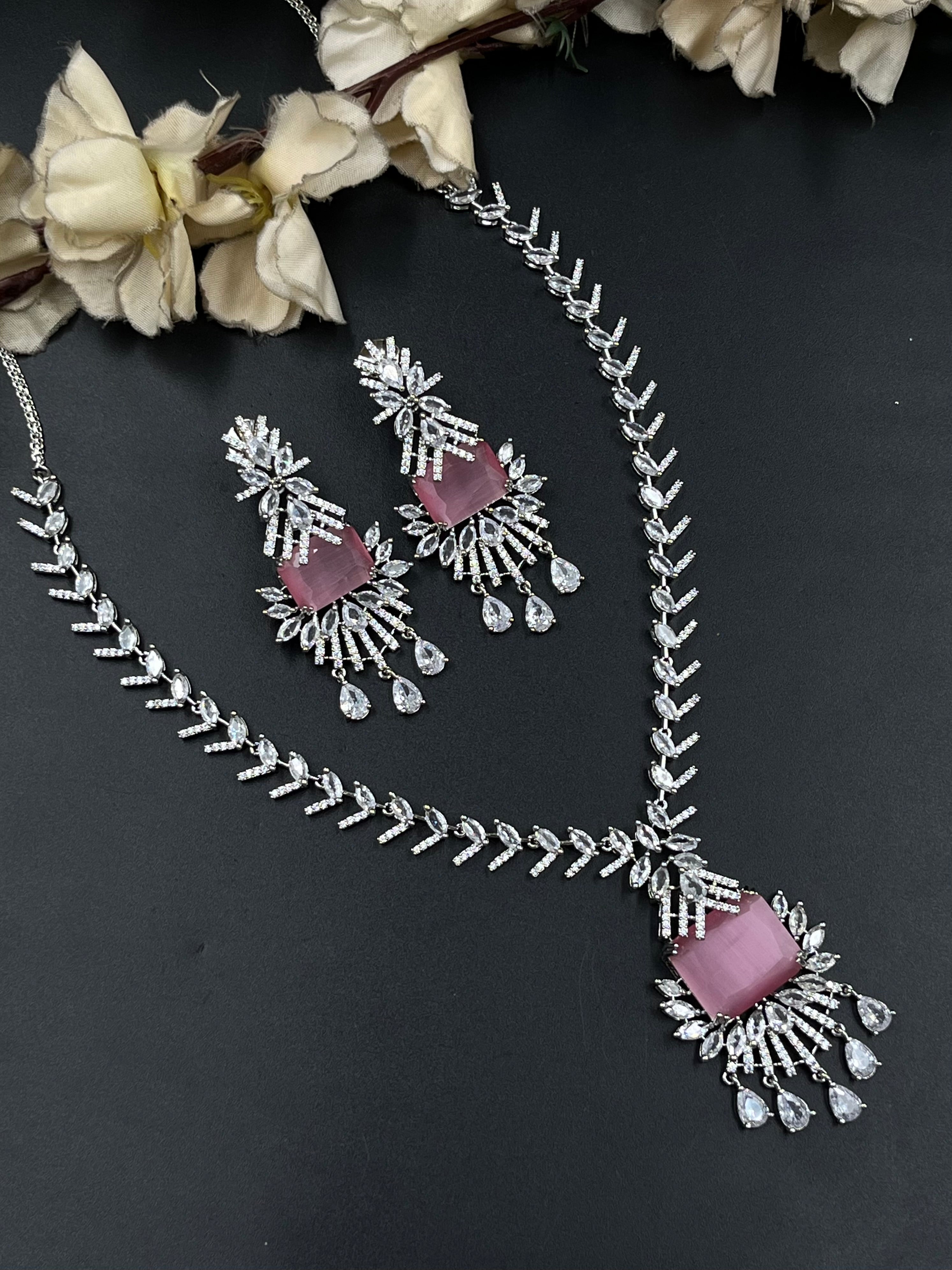 AVNI NECKLACE