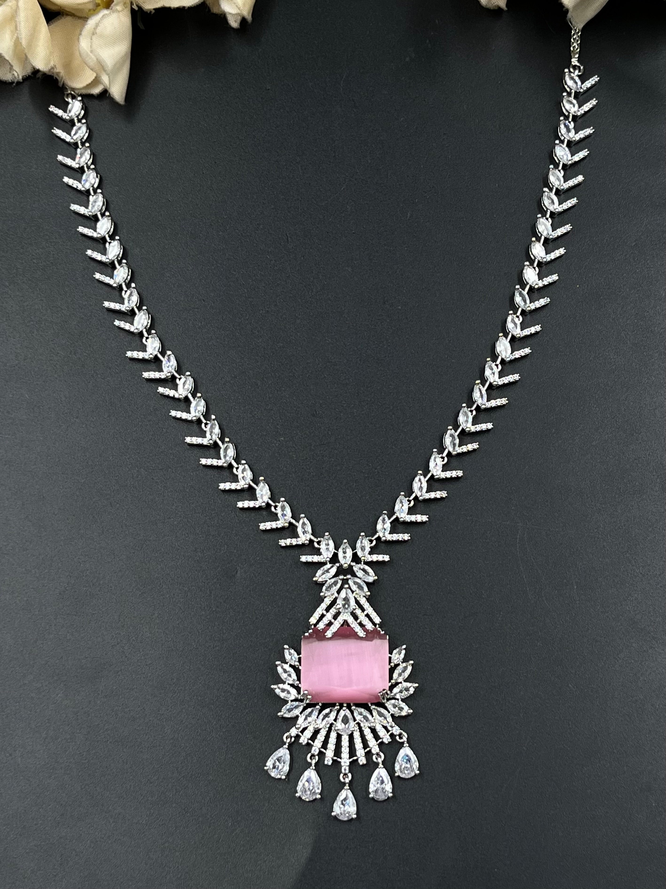 AVNI NECKLACE