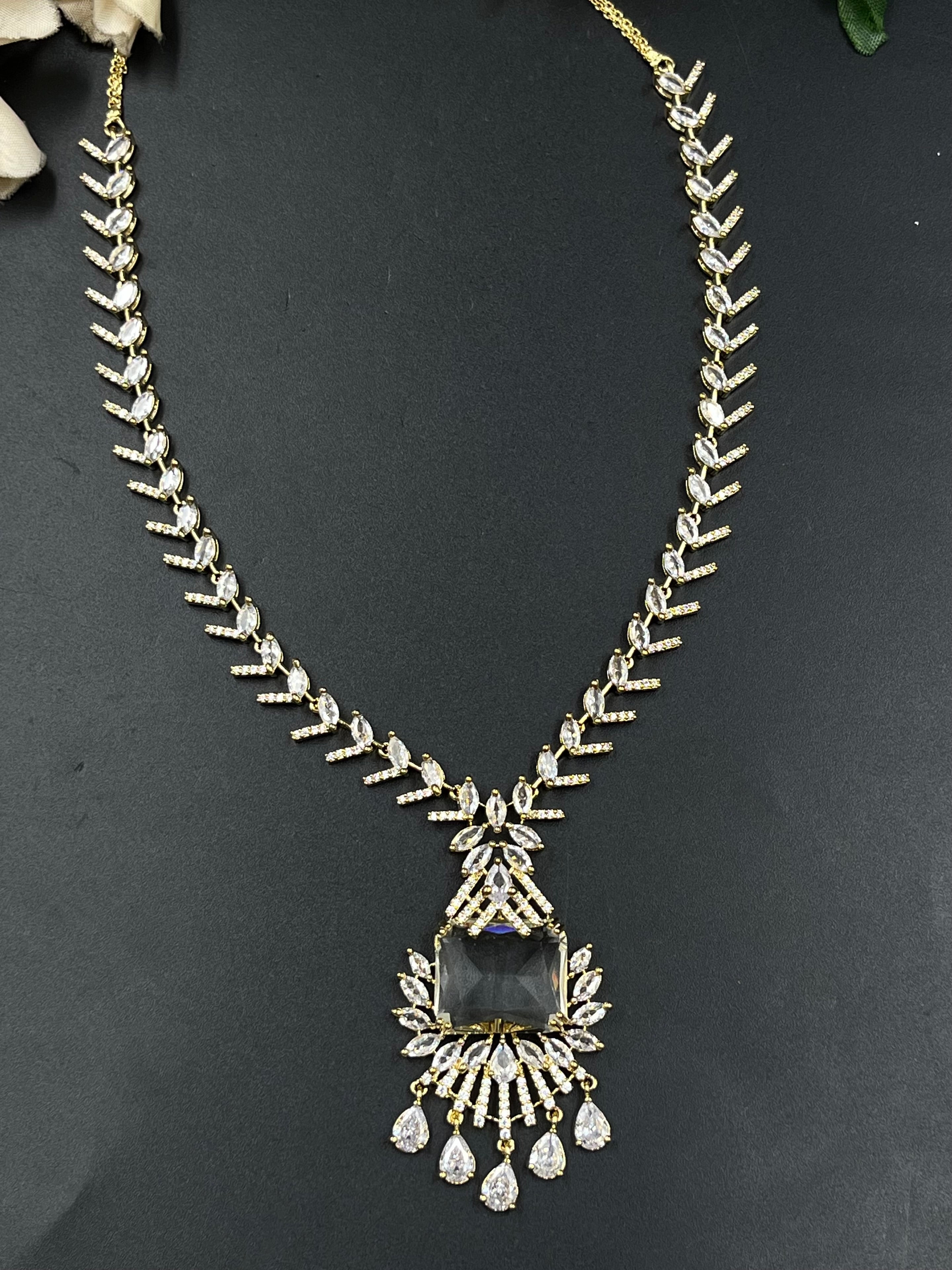 AVNI NECKLACE
