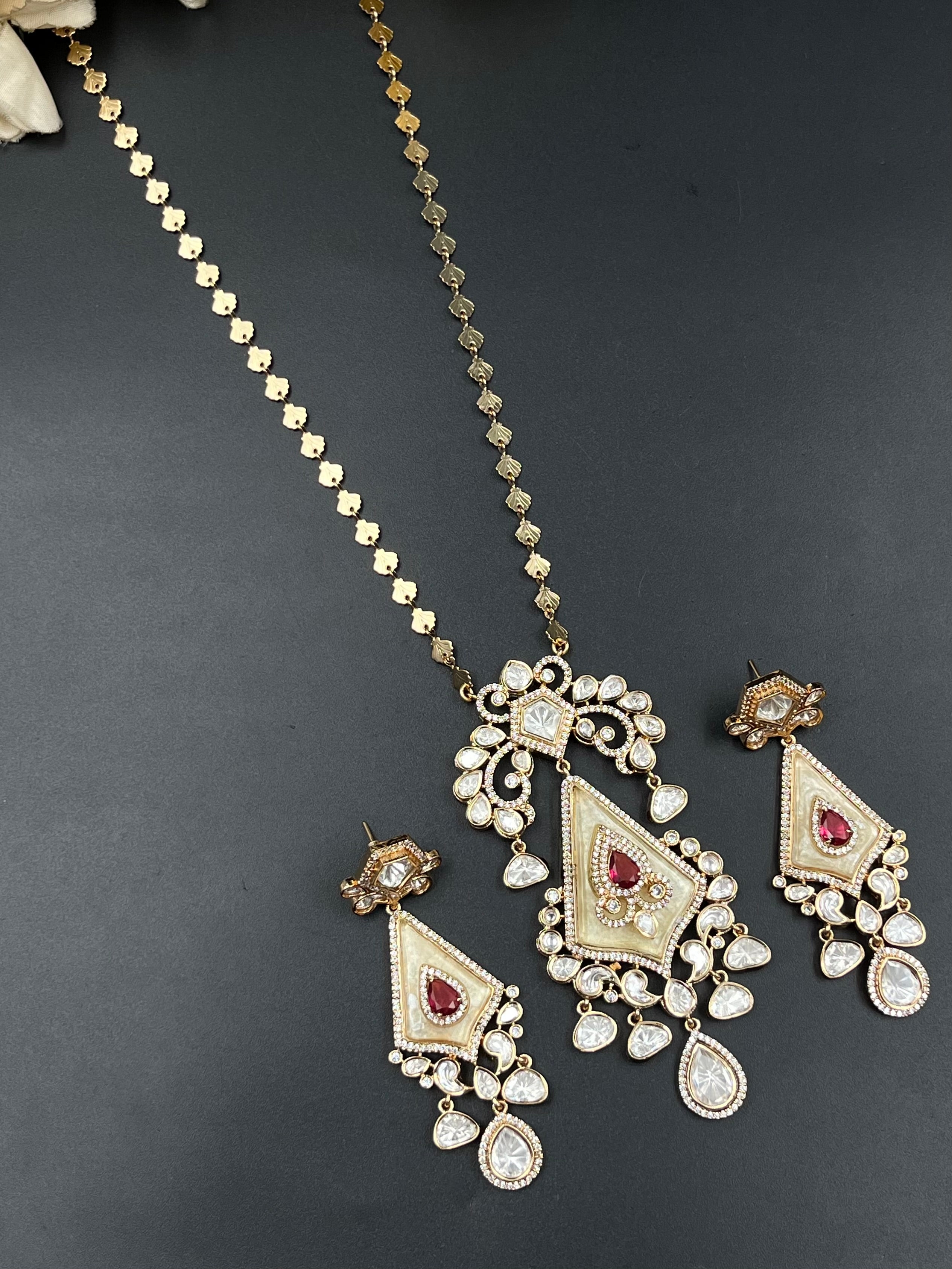 LIYO NECKLACE