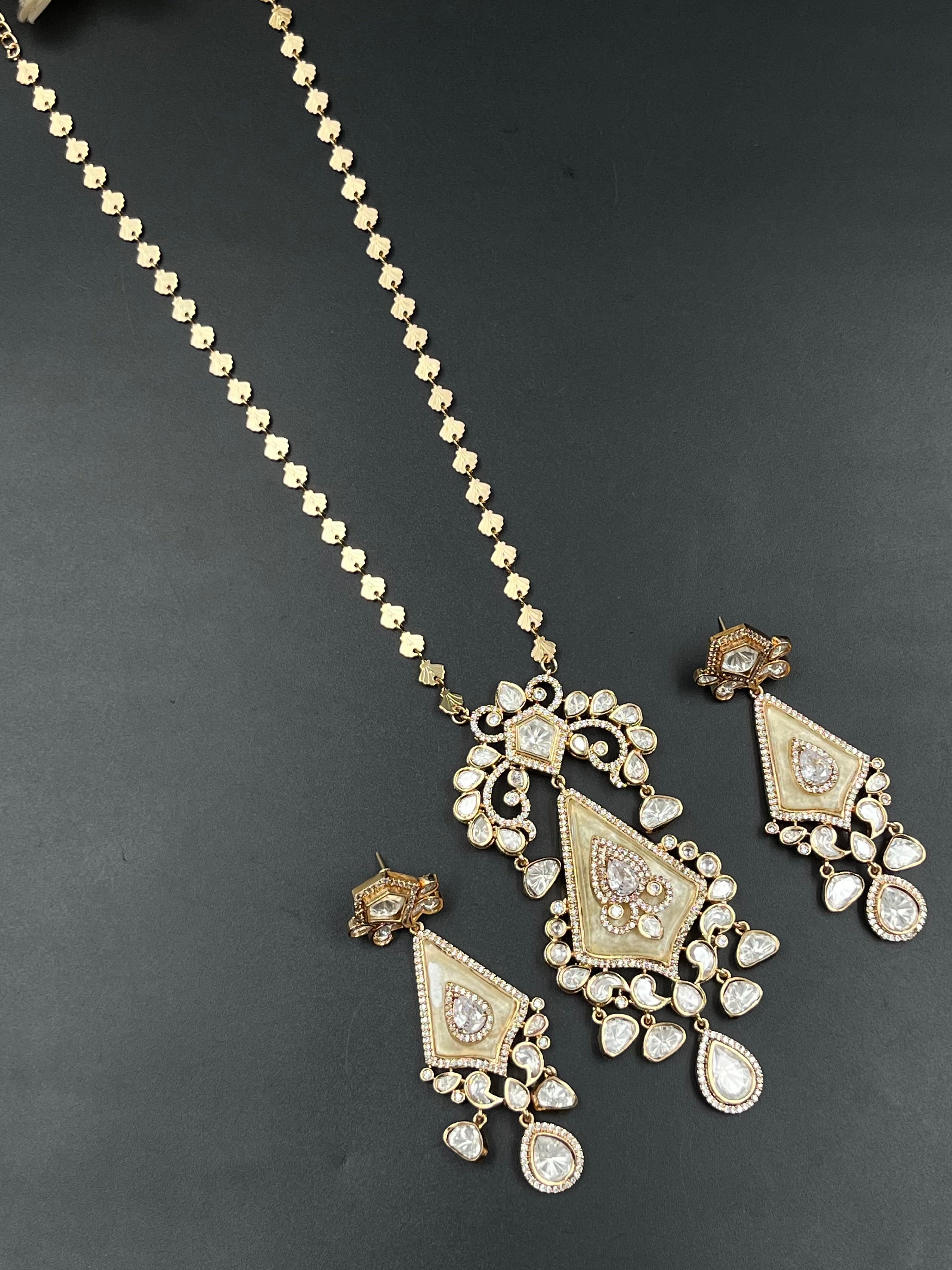 LIYO NECKLACE