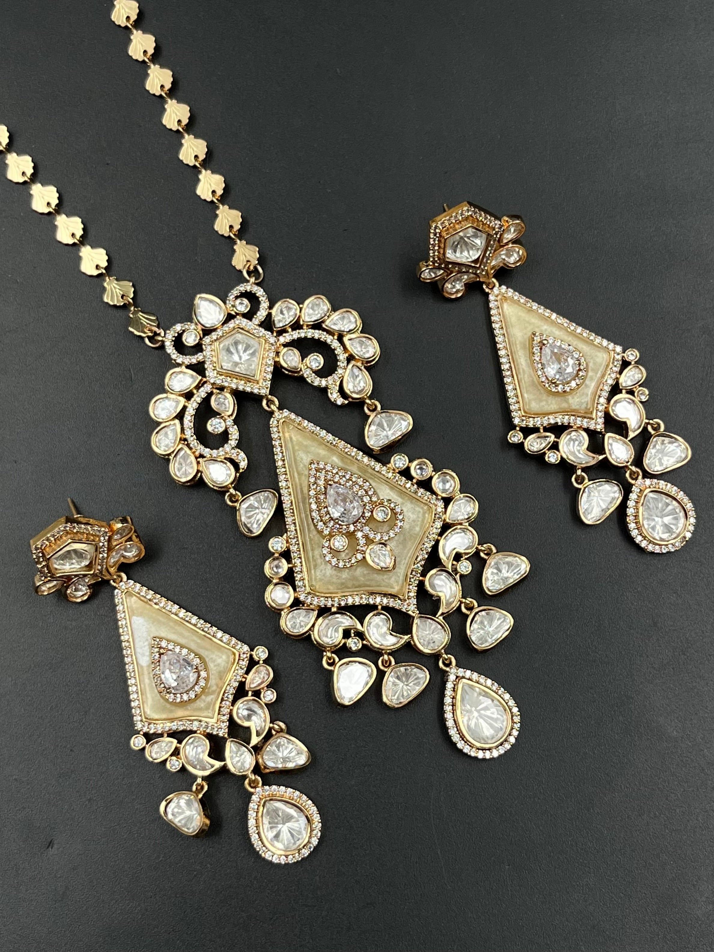 LIYO NECKLACE
