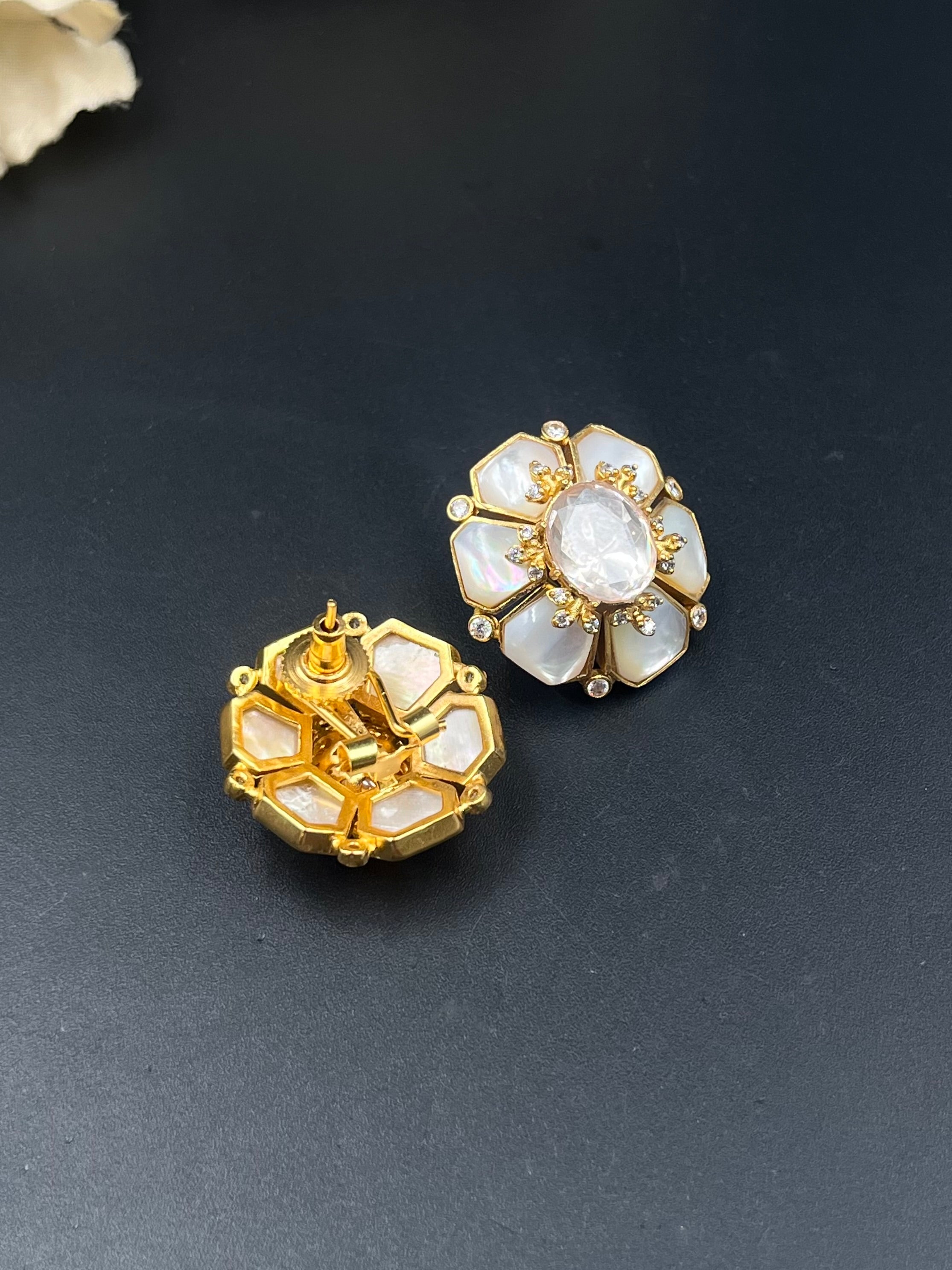 JIHAN EARRING