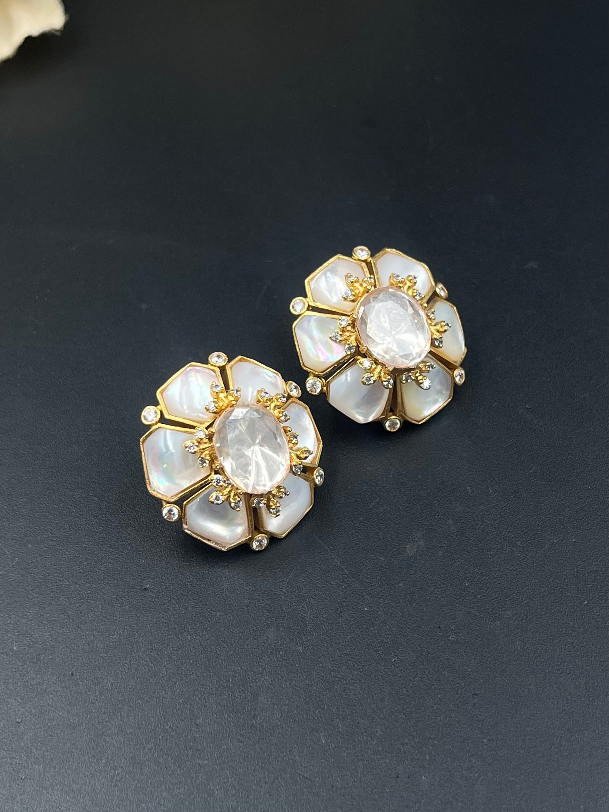 JIHAN EARRING