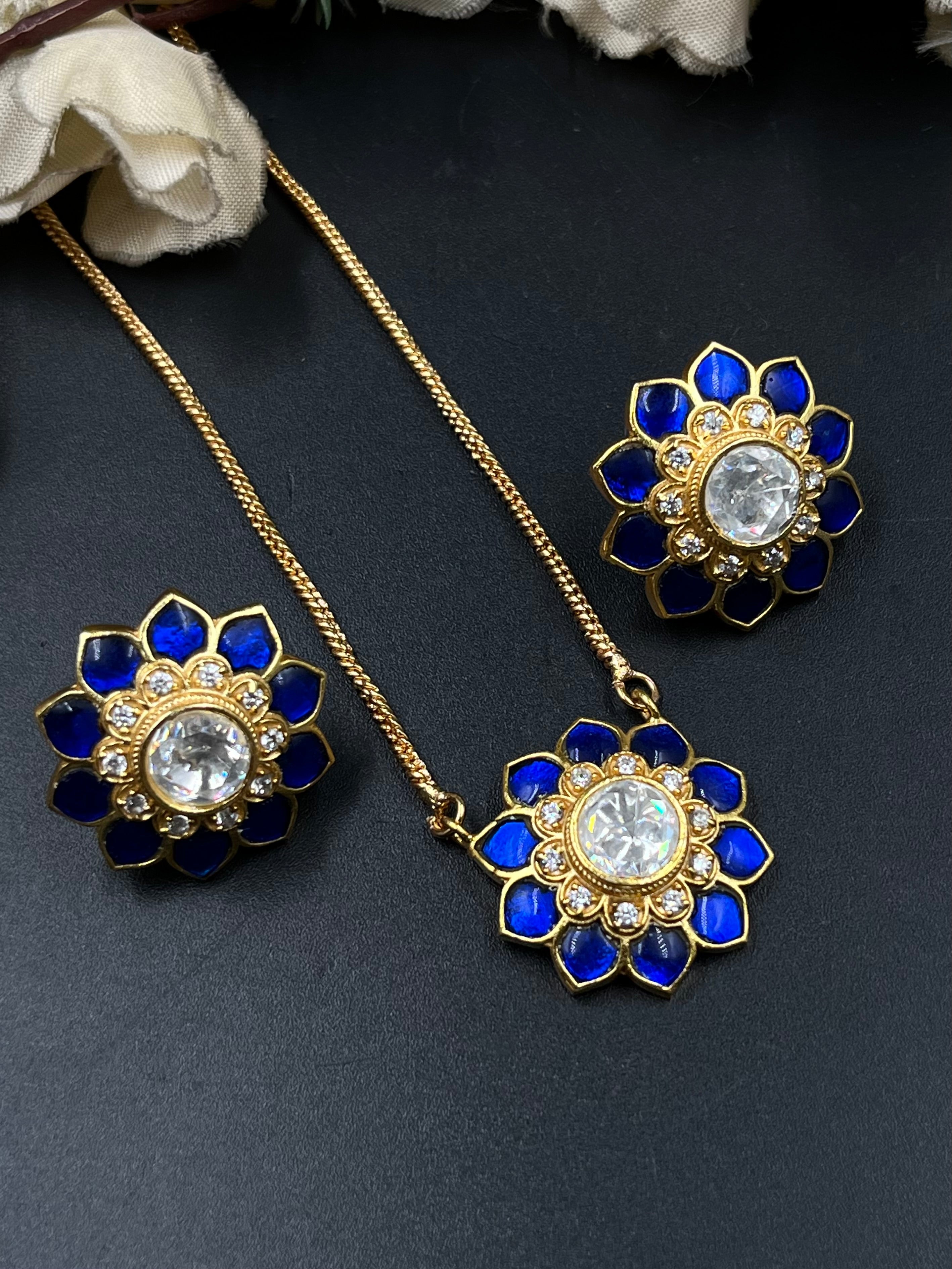 LAILA PENDANT