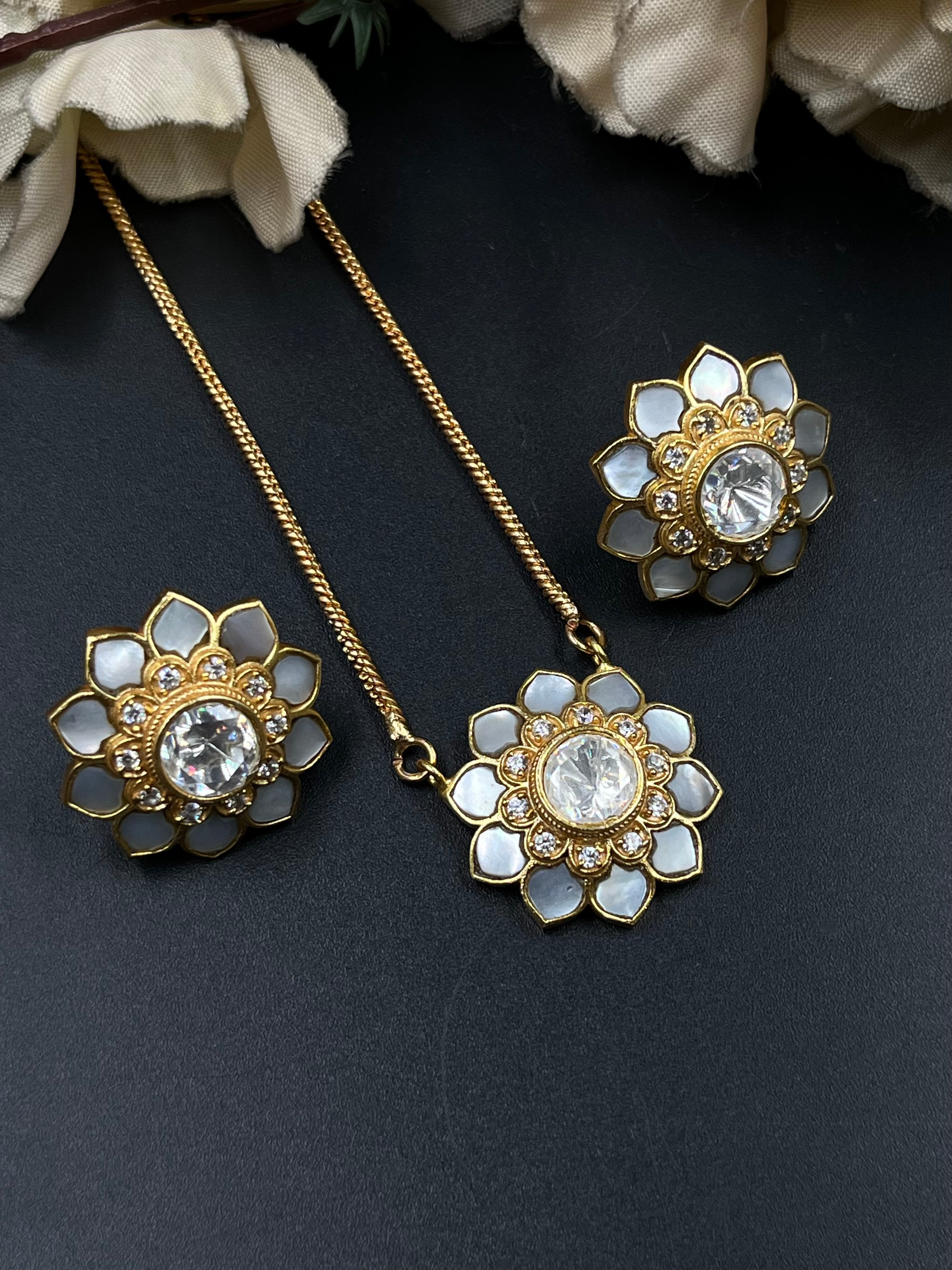 LAILA PENDANT
