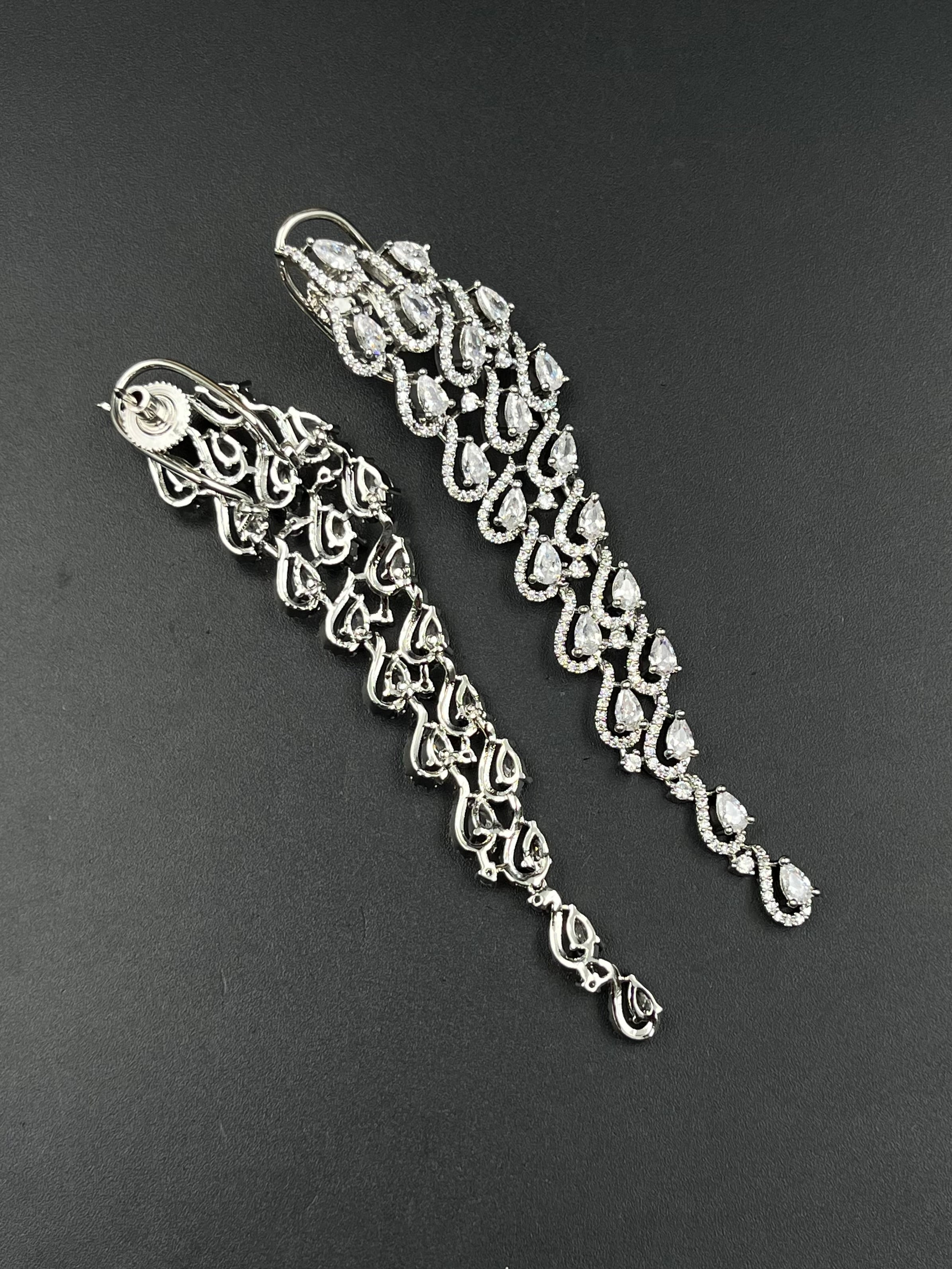JANA EARRING