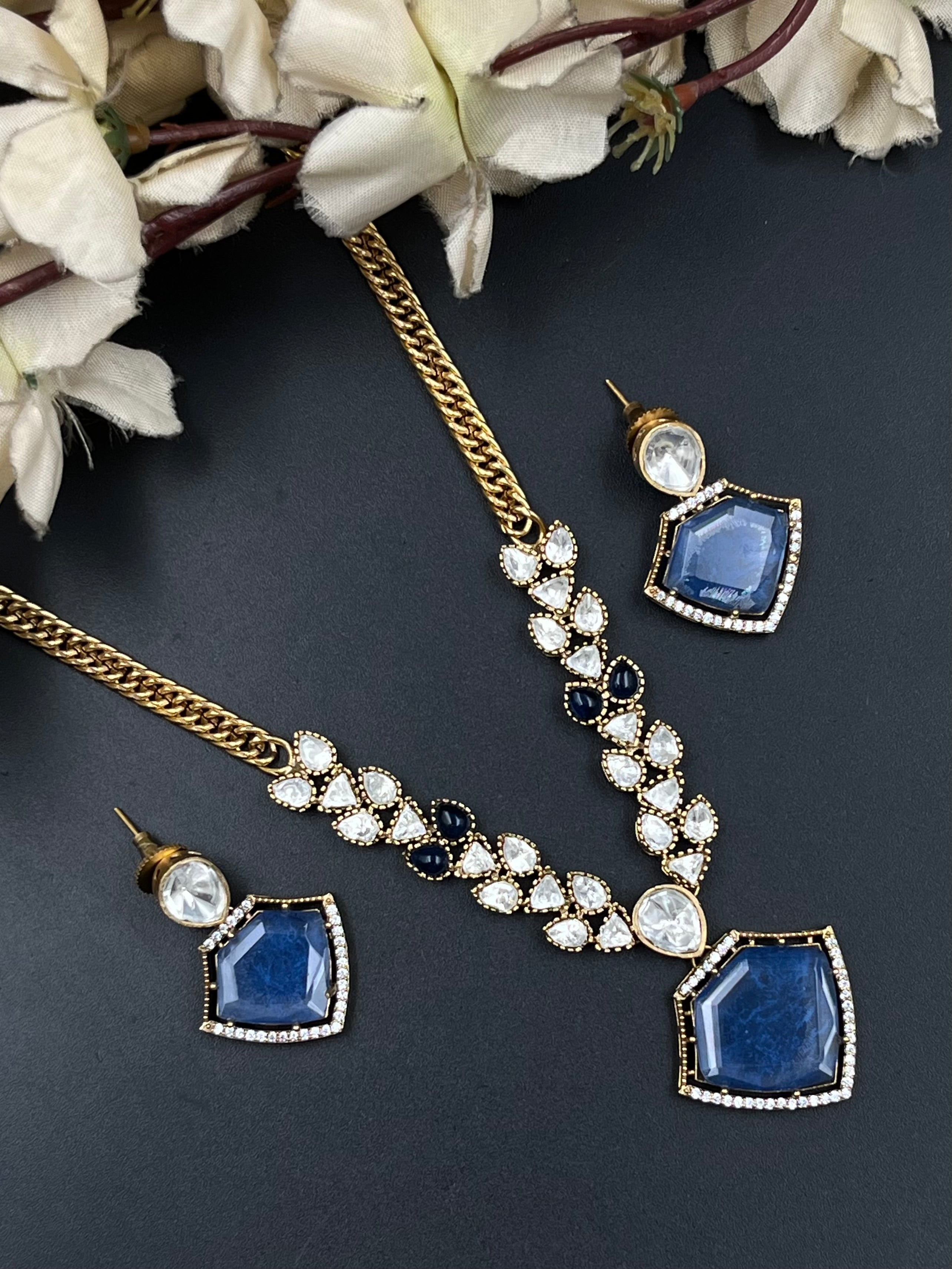 RANYA PENDANT
