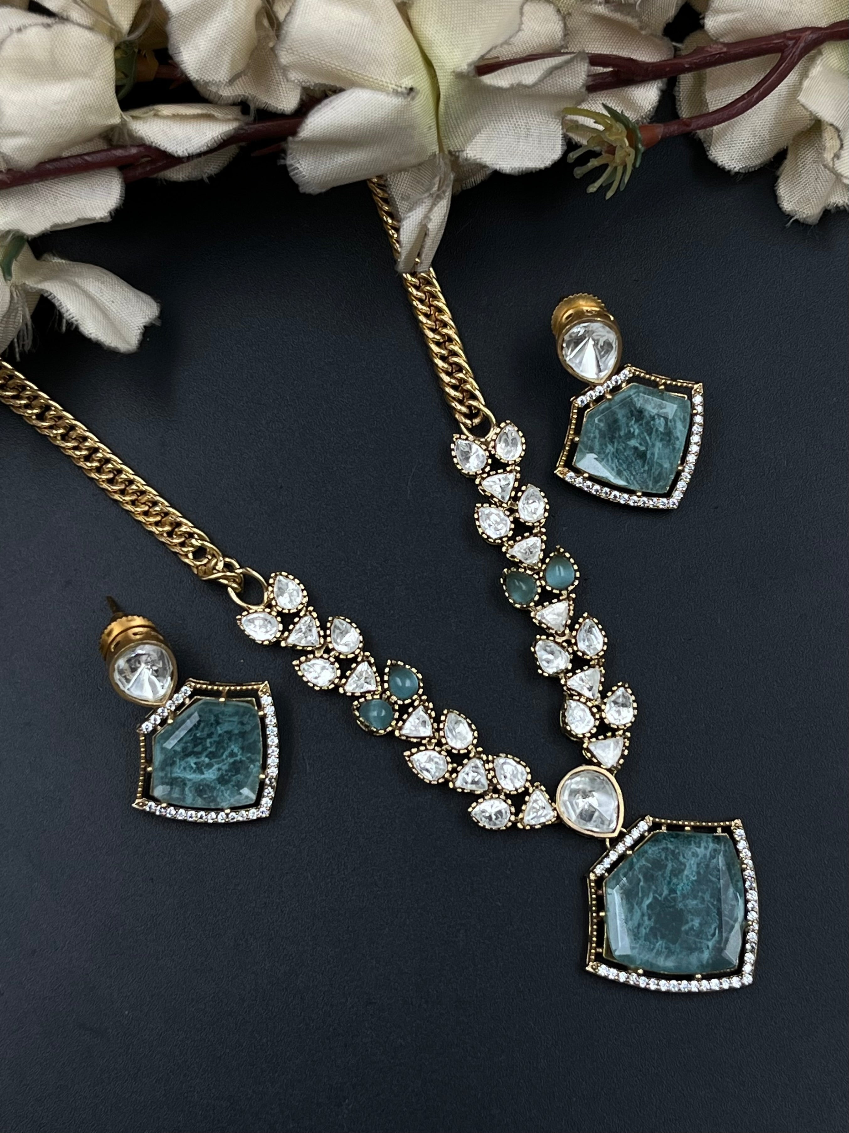 RANYA PENDANT