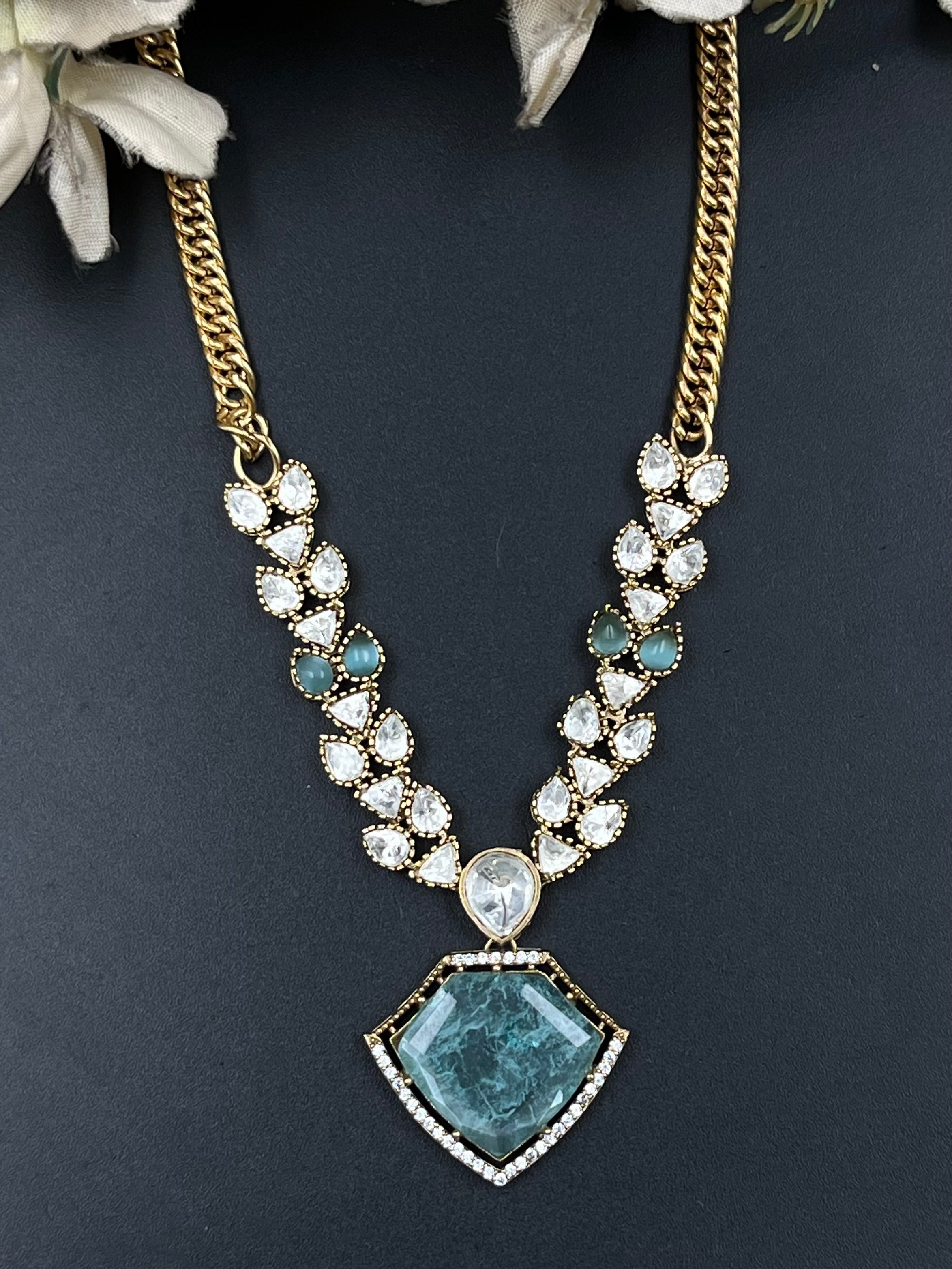 RANYA PENDANT