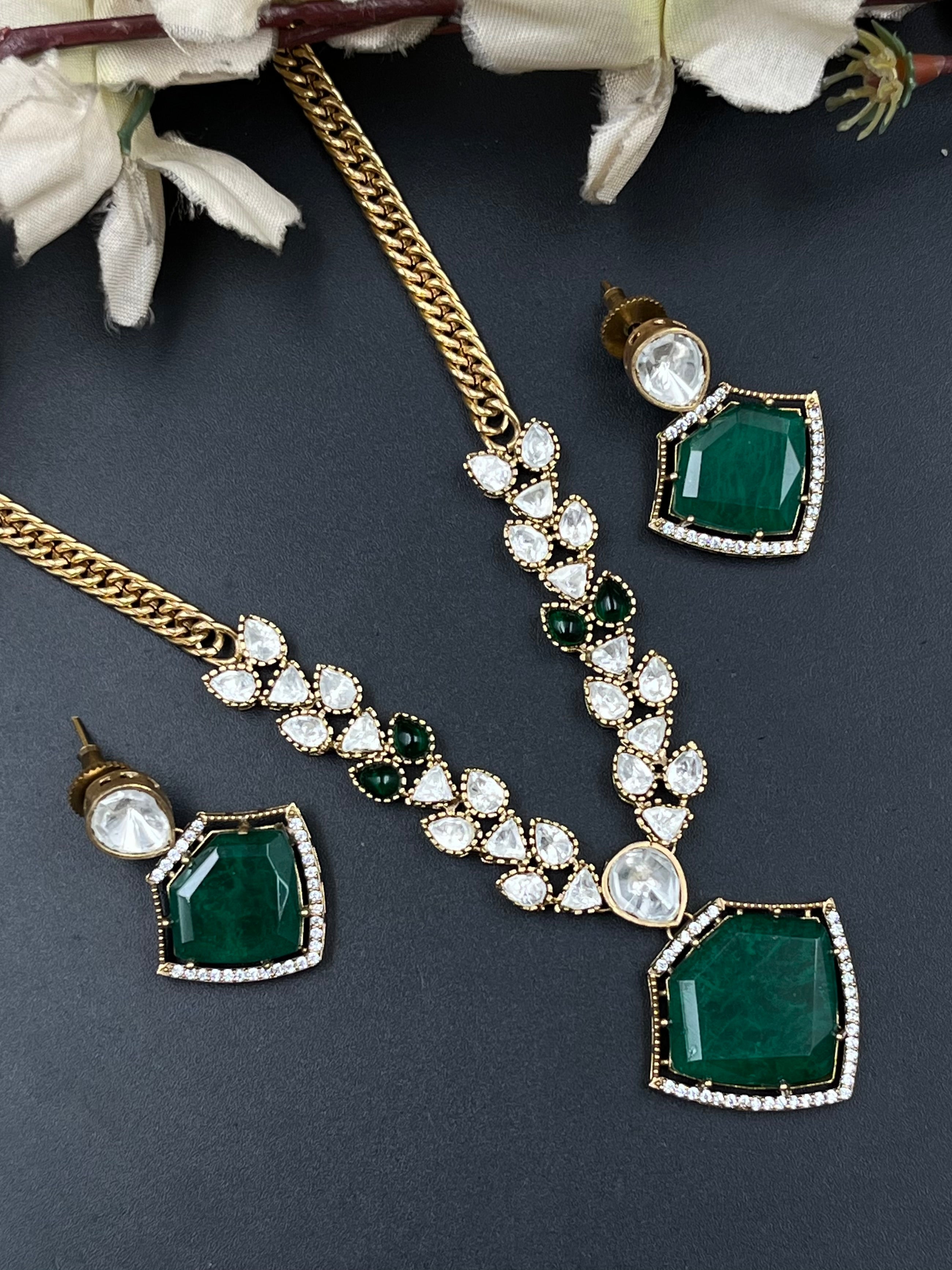 RANYA PENDANT