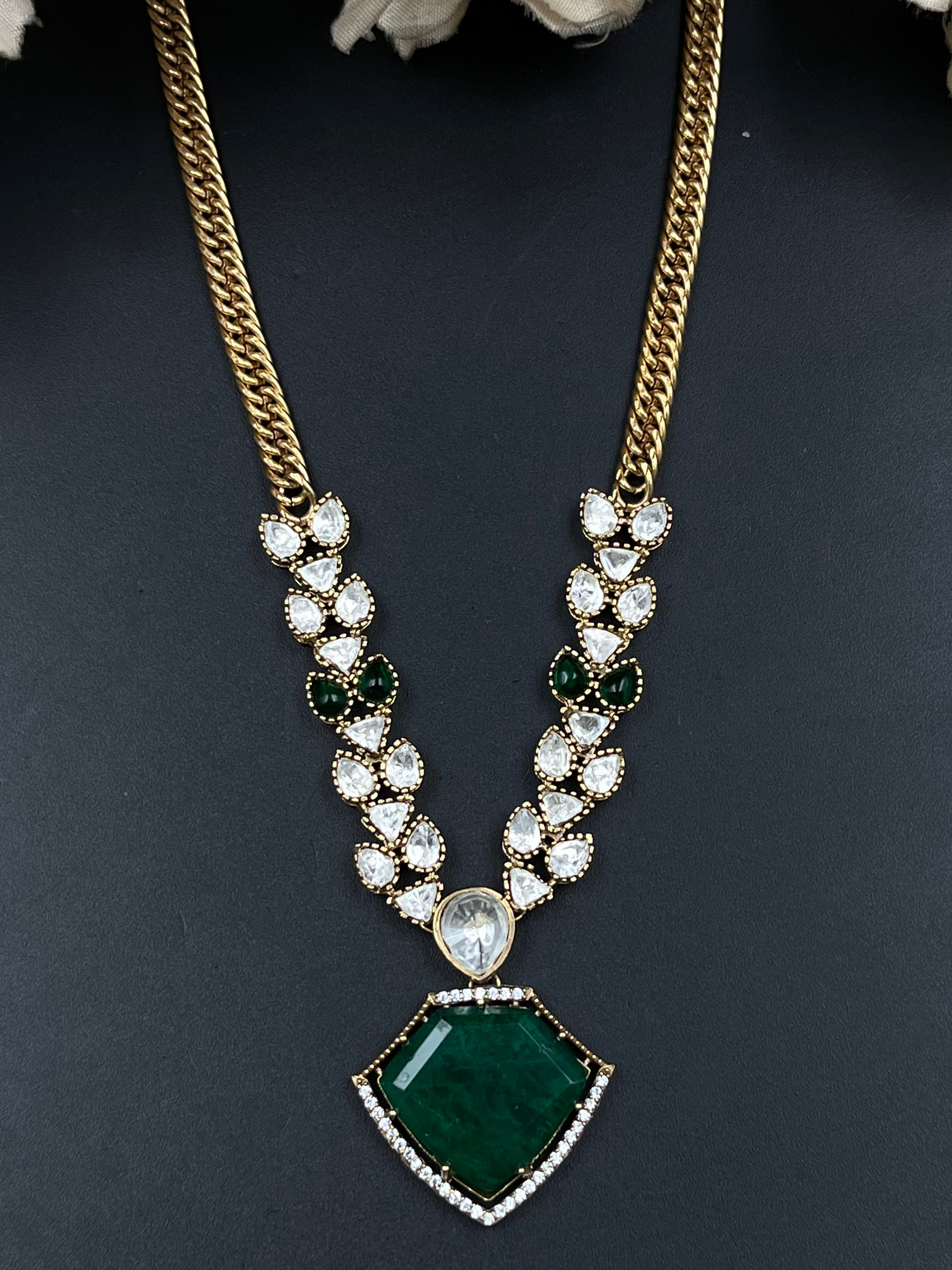 RANYA PENDANT