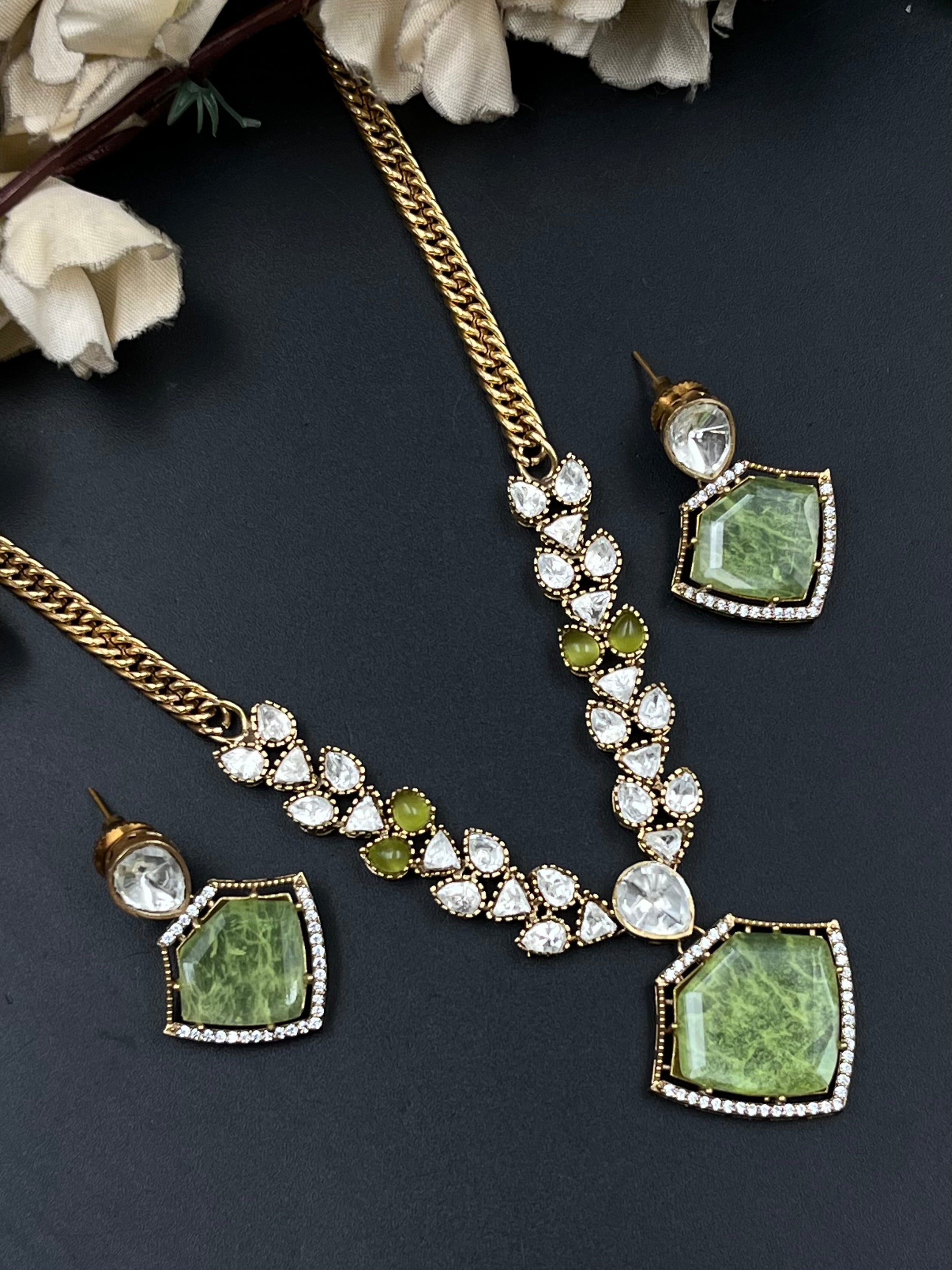 RANYA PENDANT