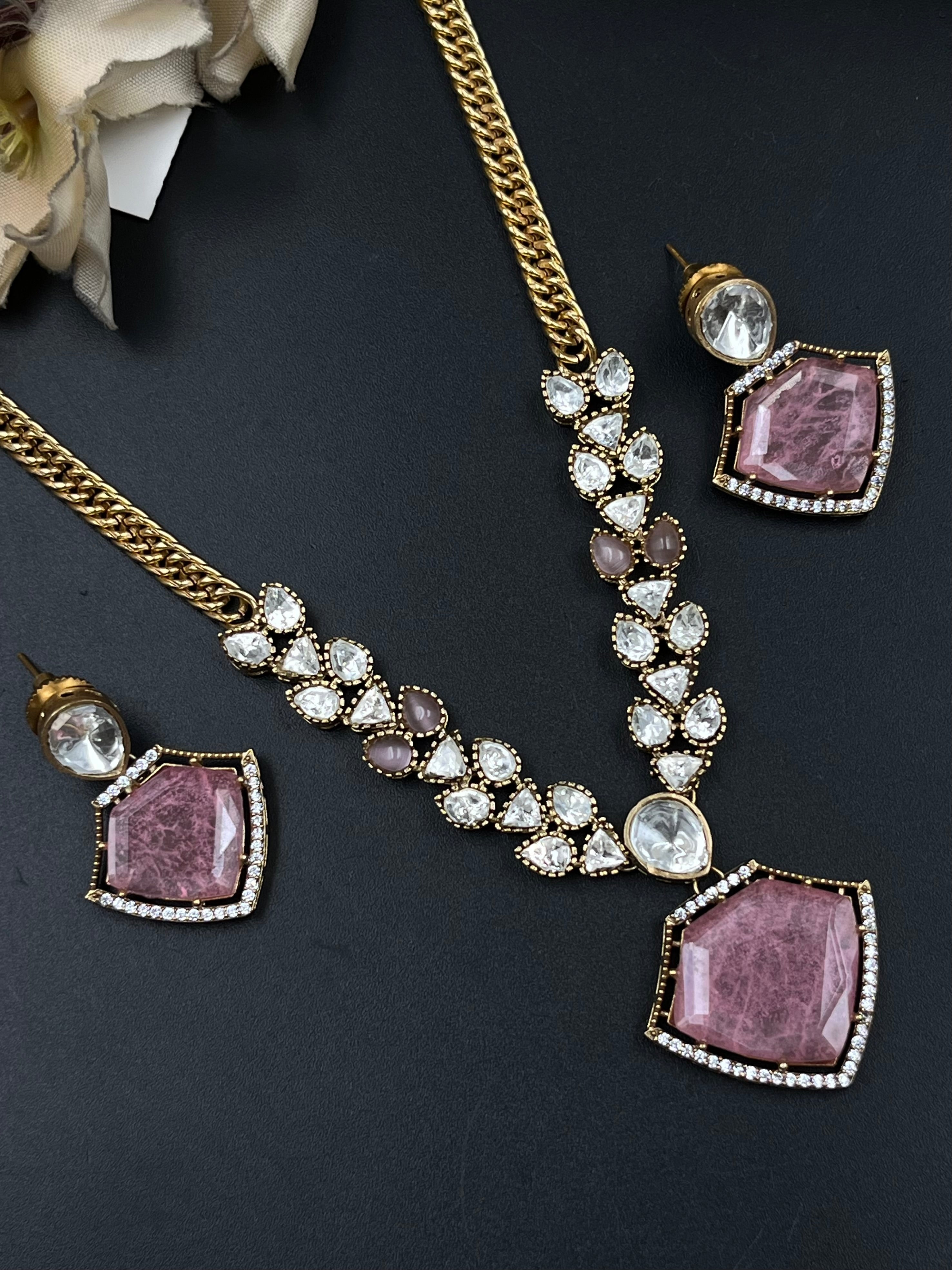 RANYA PENDANT