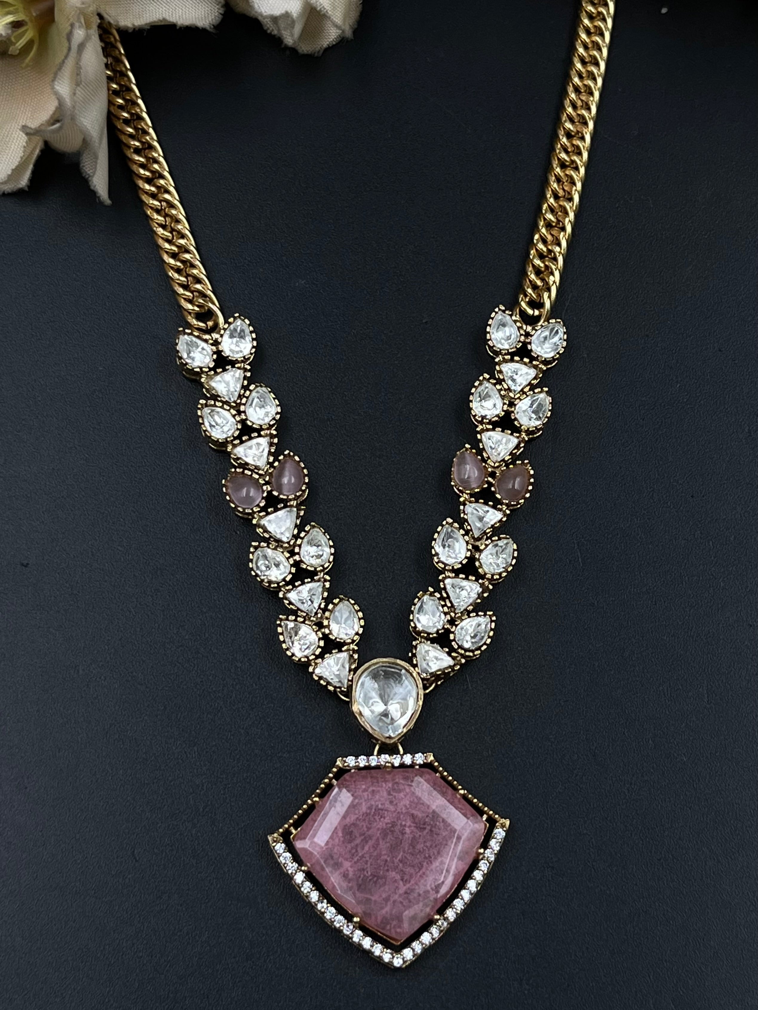 RANYA PENDANT