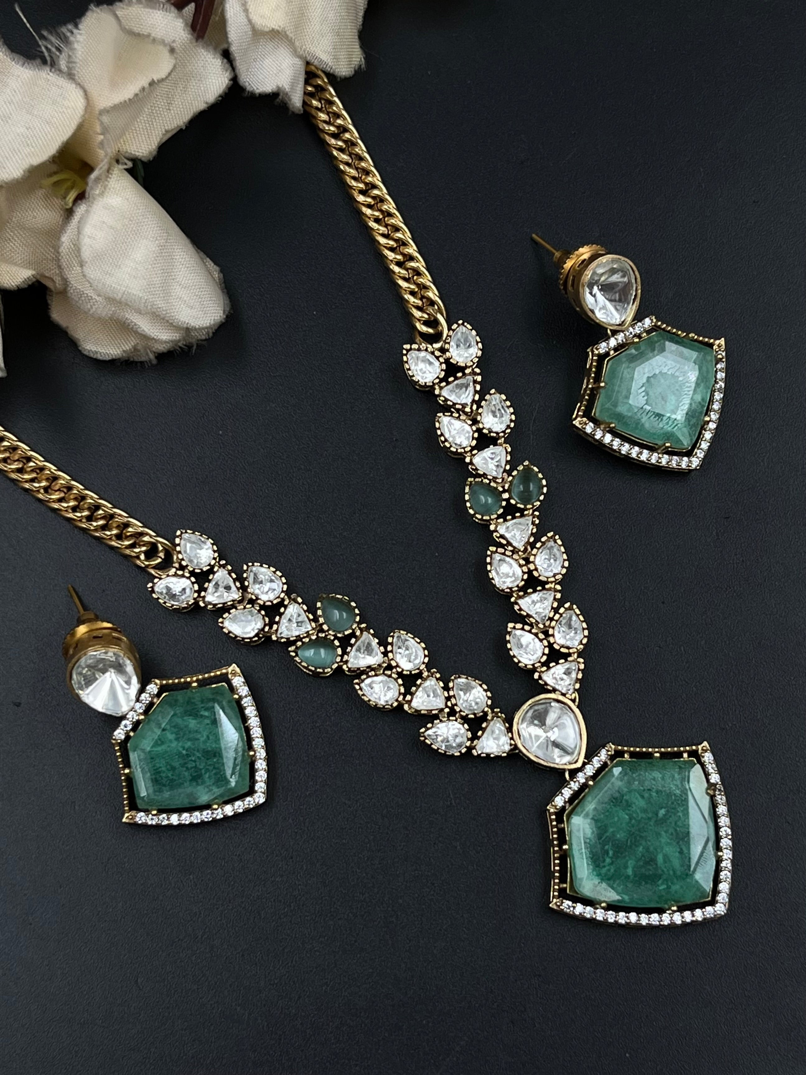 RANYA PENDANT