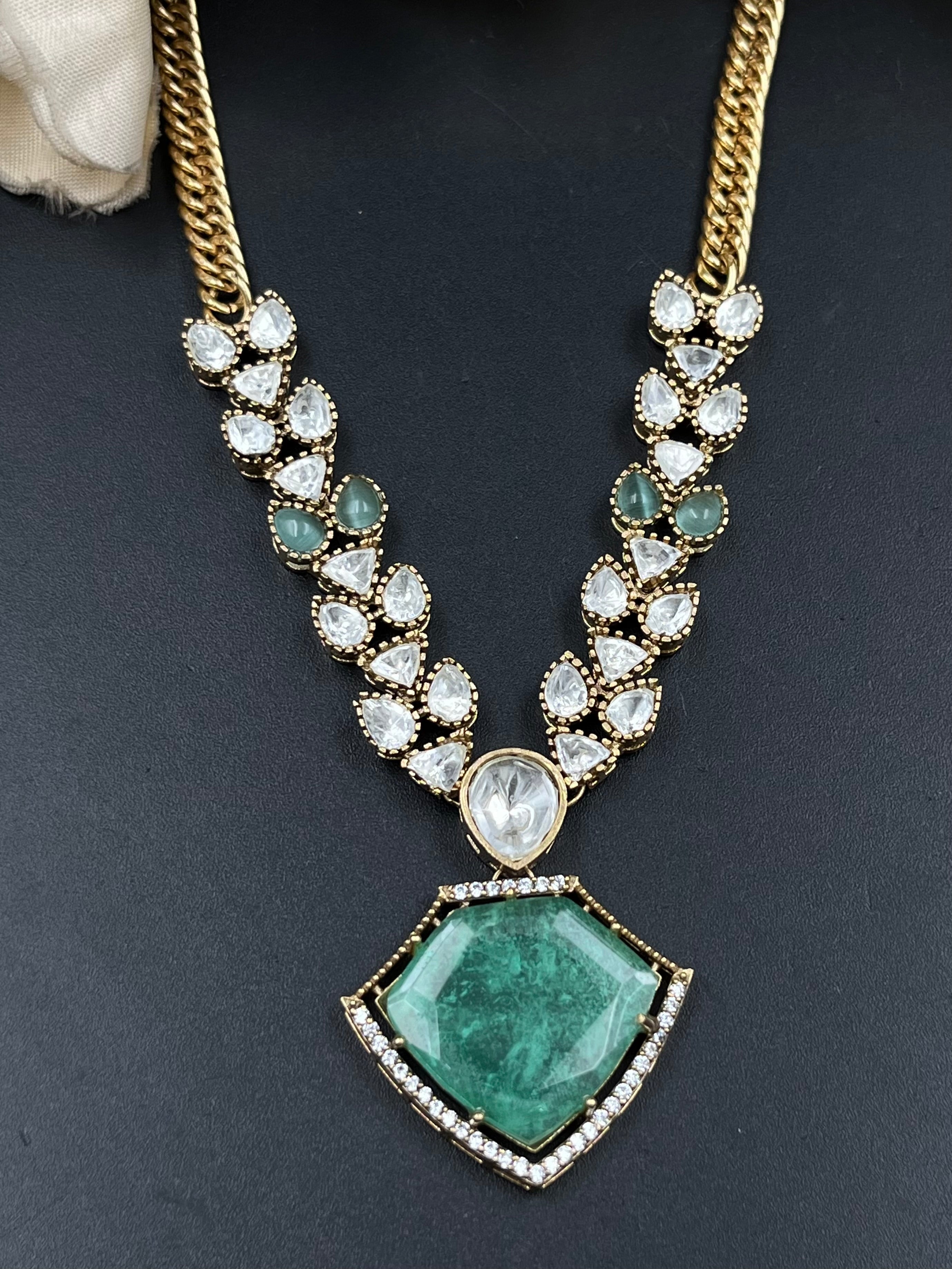 RANYA PENDANT