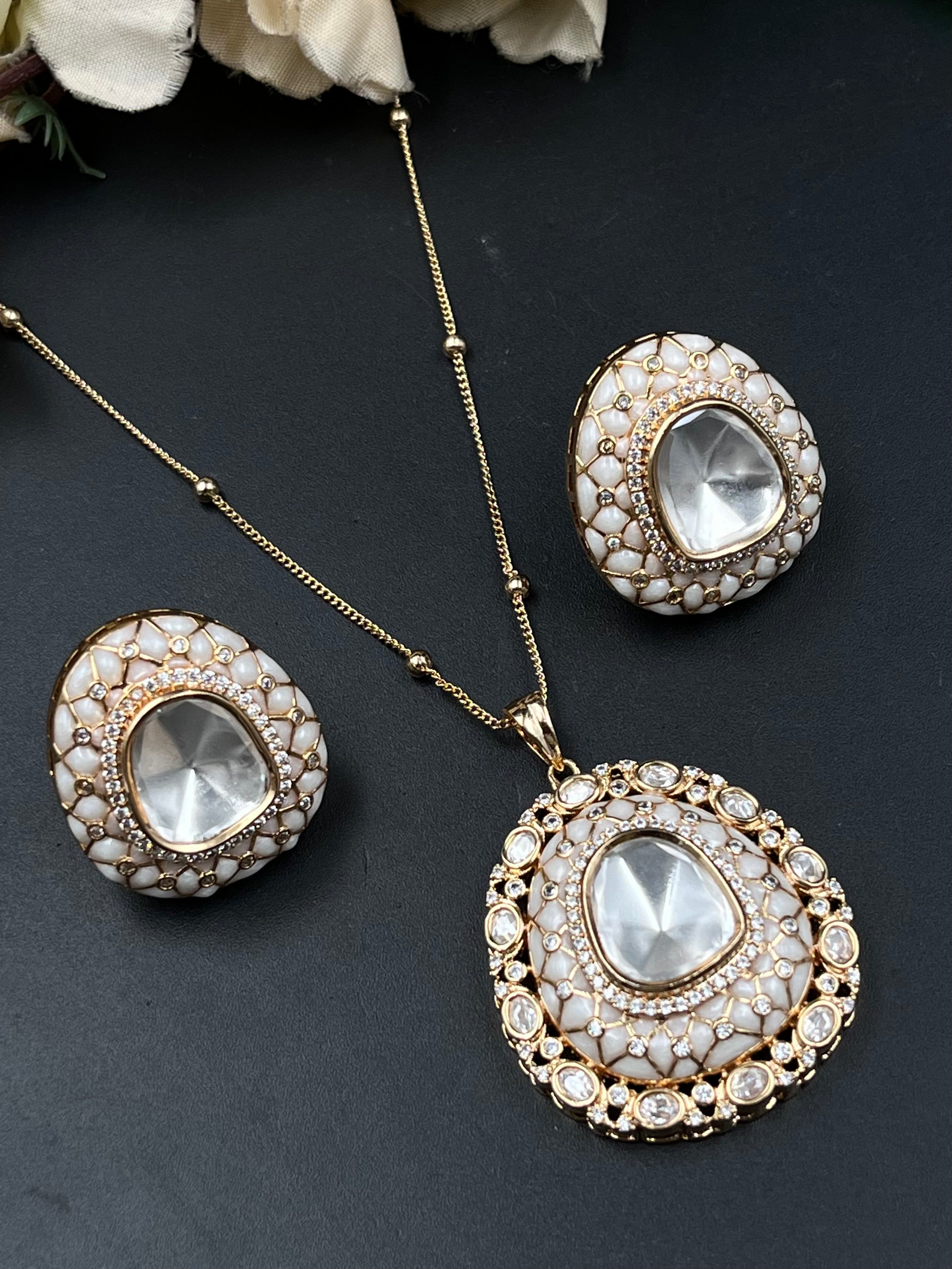 YUSRA PENDANT