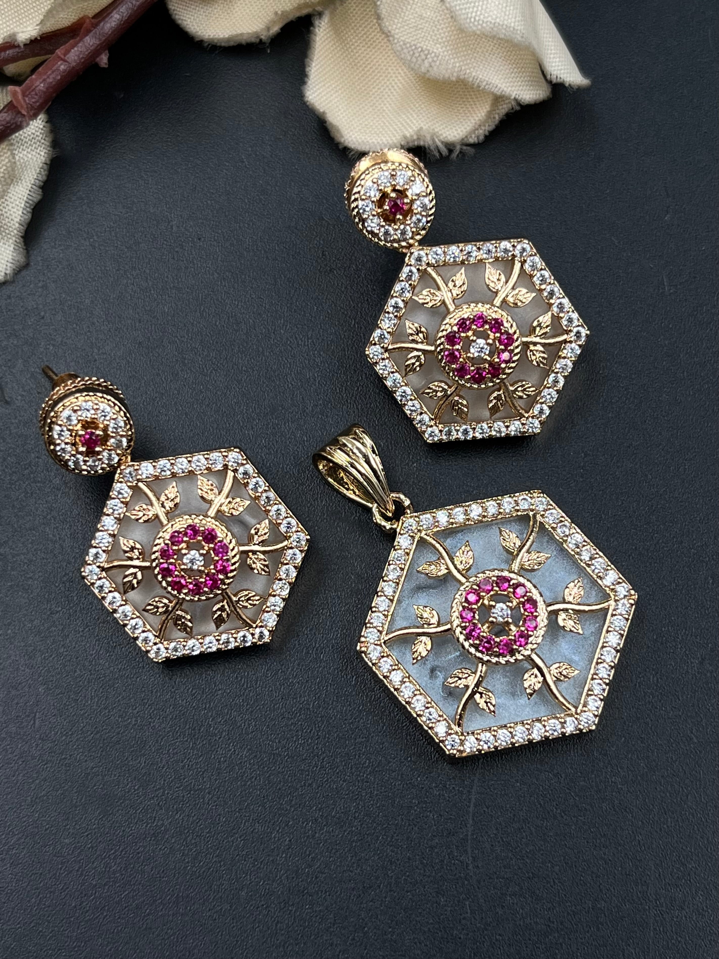 LUBNA PENDANT