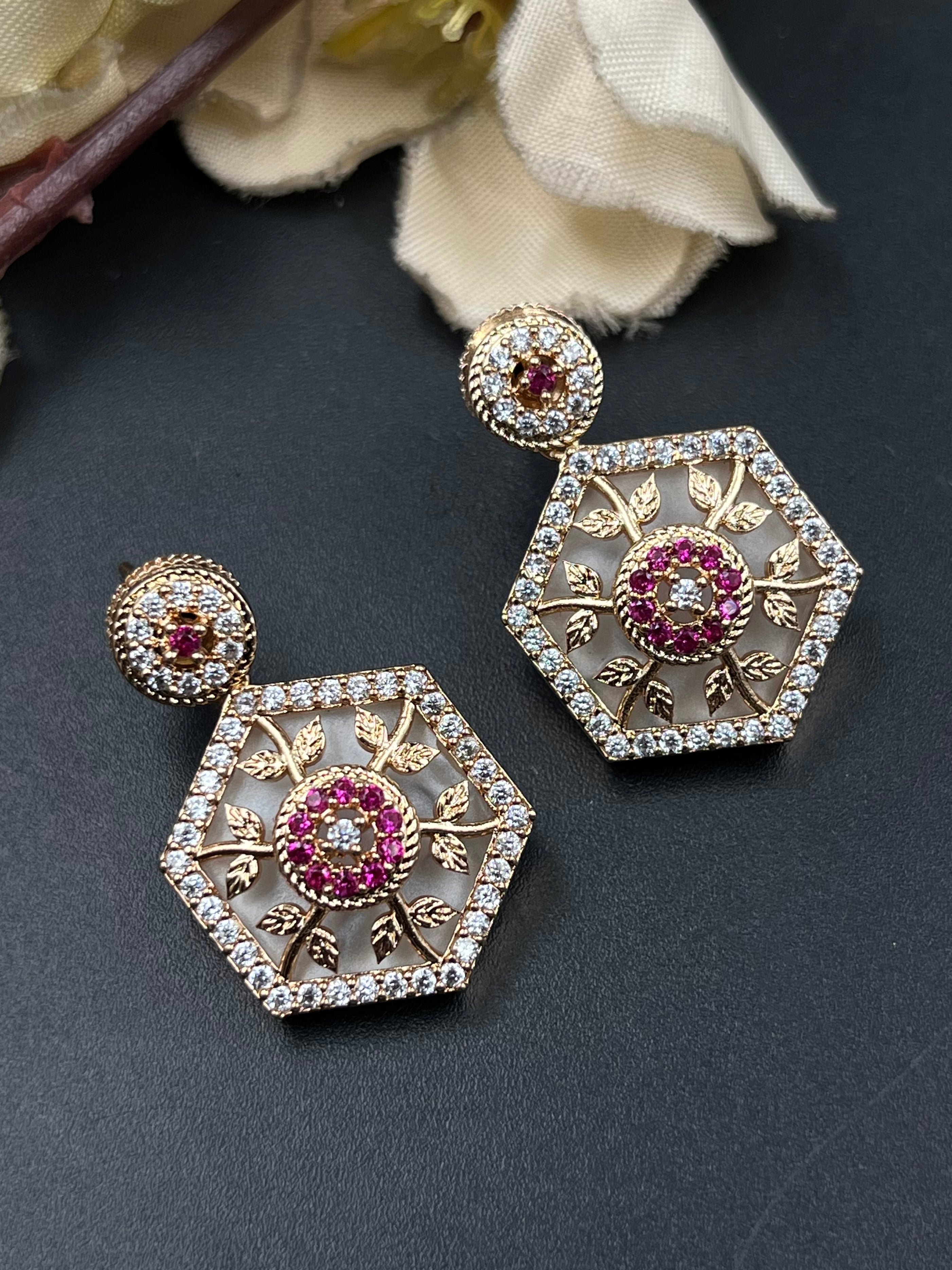 LUBNA PENDANT