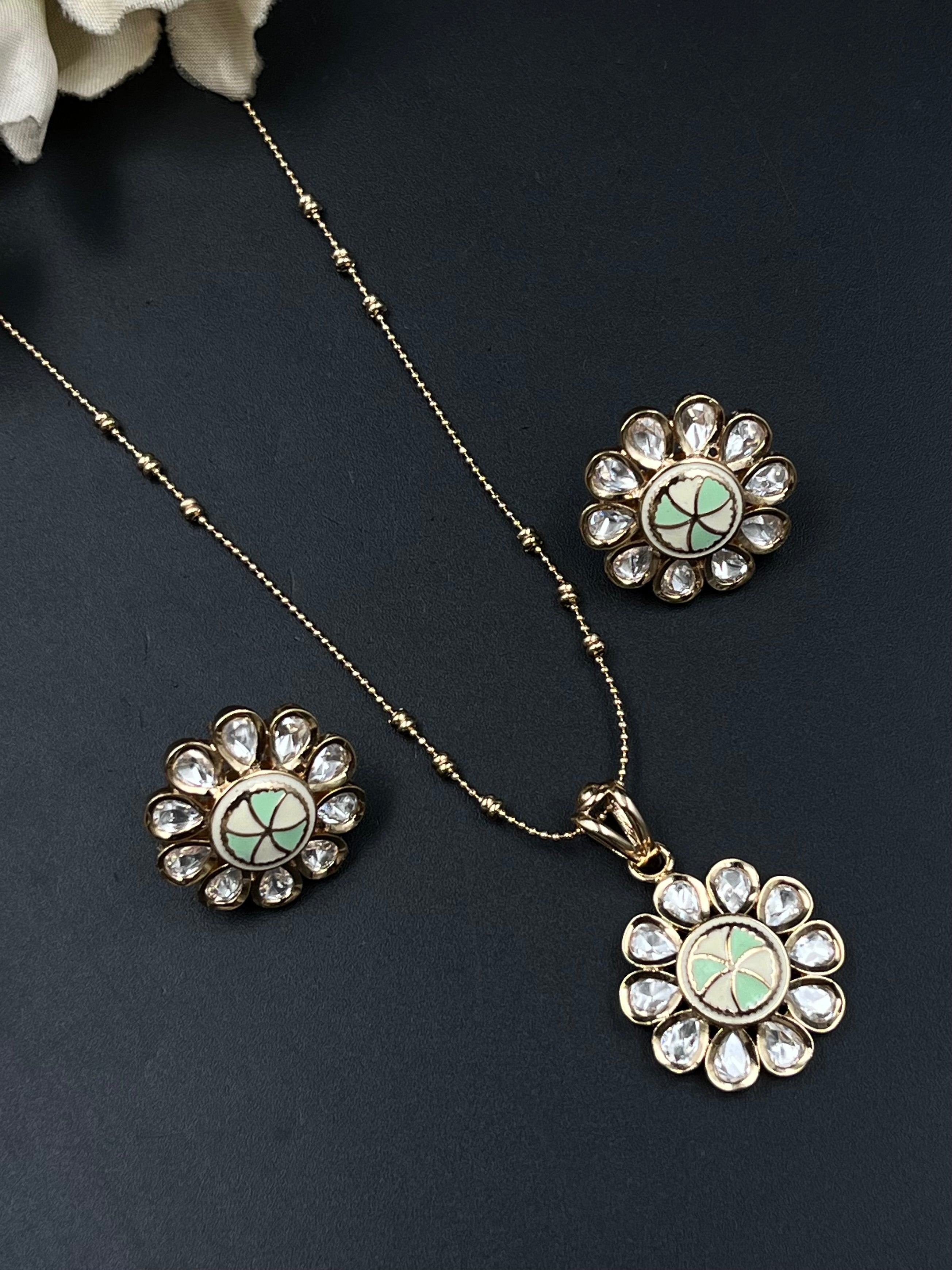 UIYA PENDANT