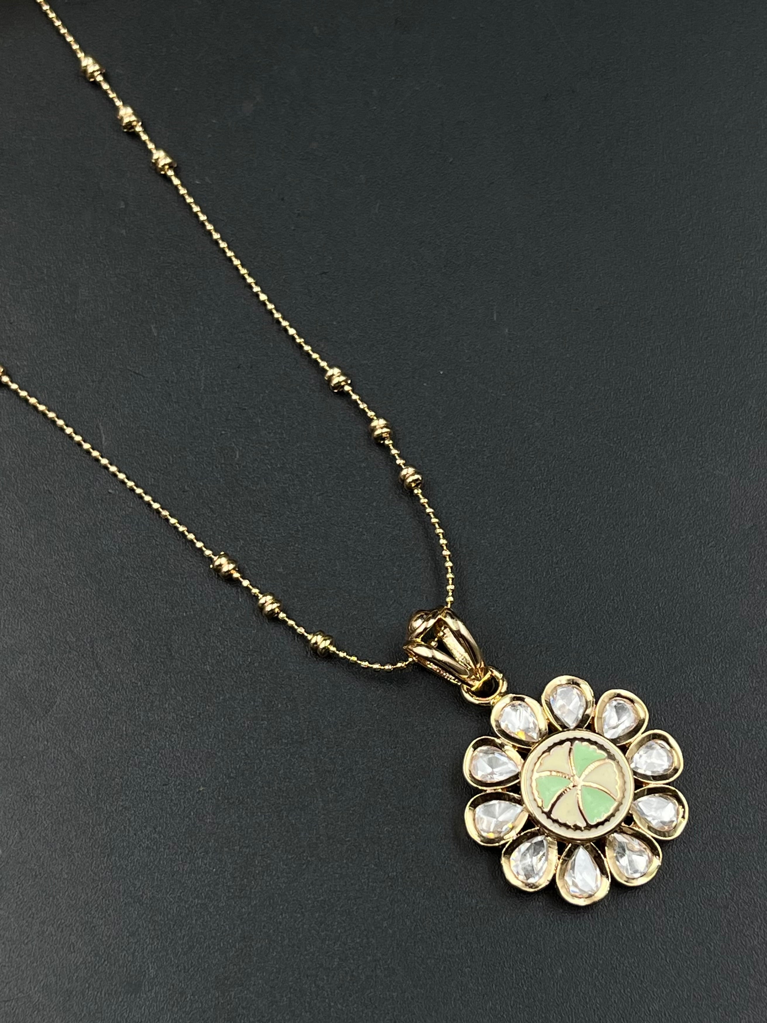 UIYA PENDANT