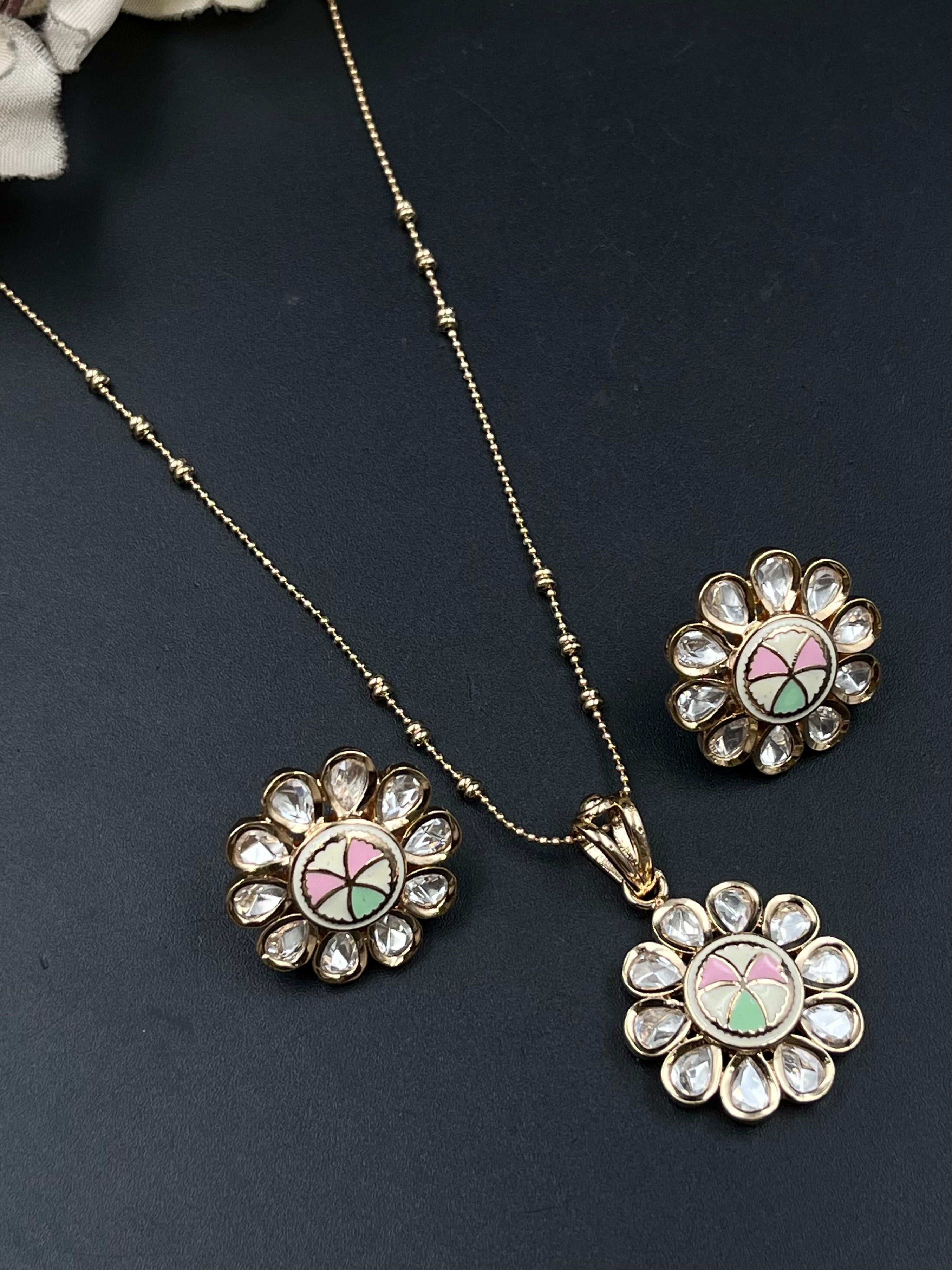 UIYA PENDANT