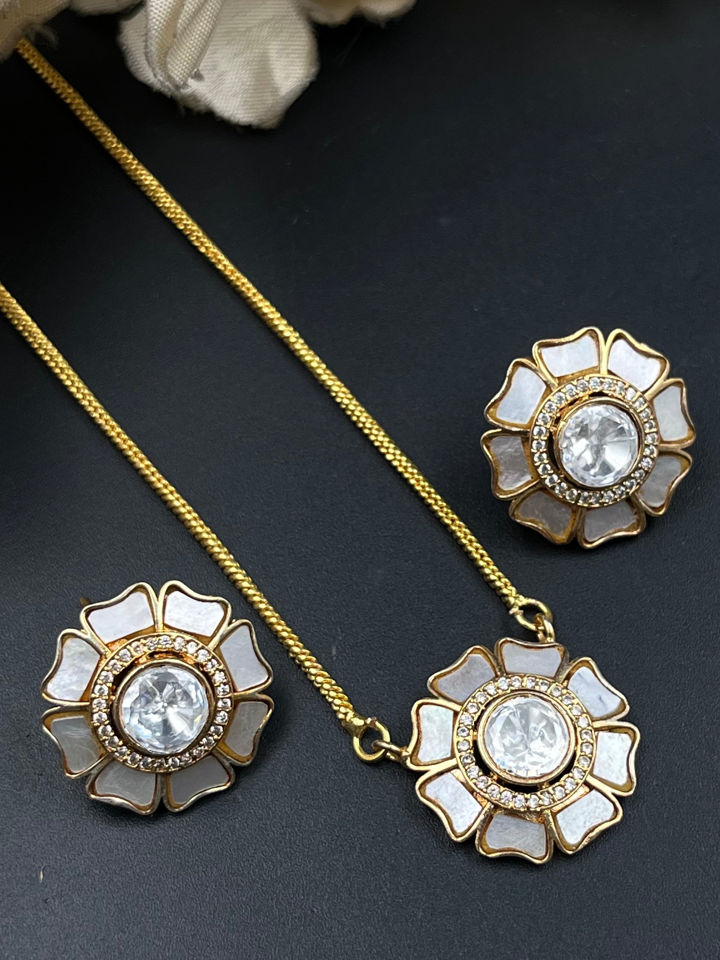 NIYA PENDANT