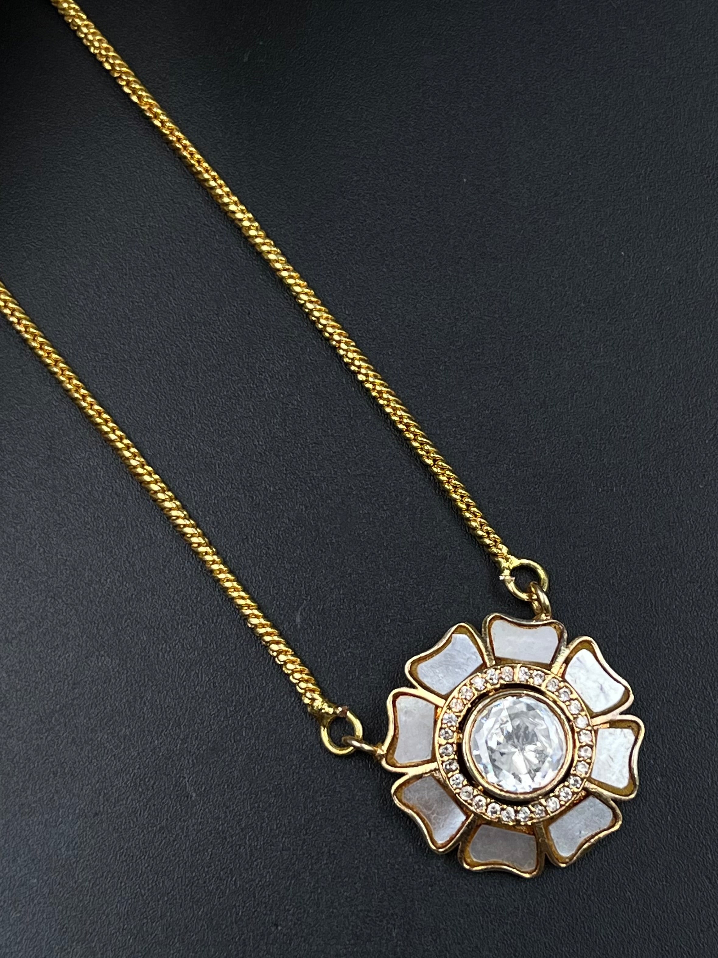 NIYA PENDANT