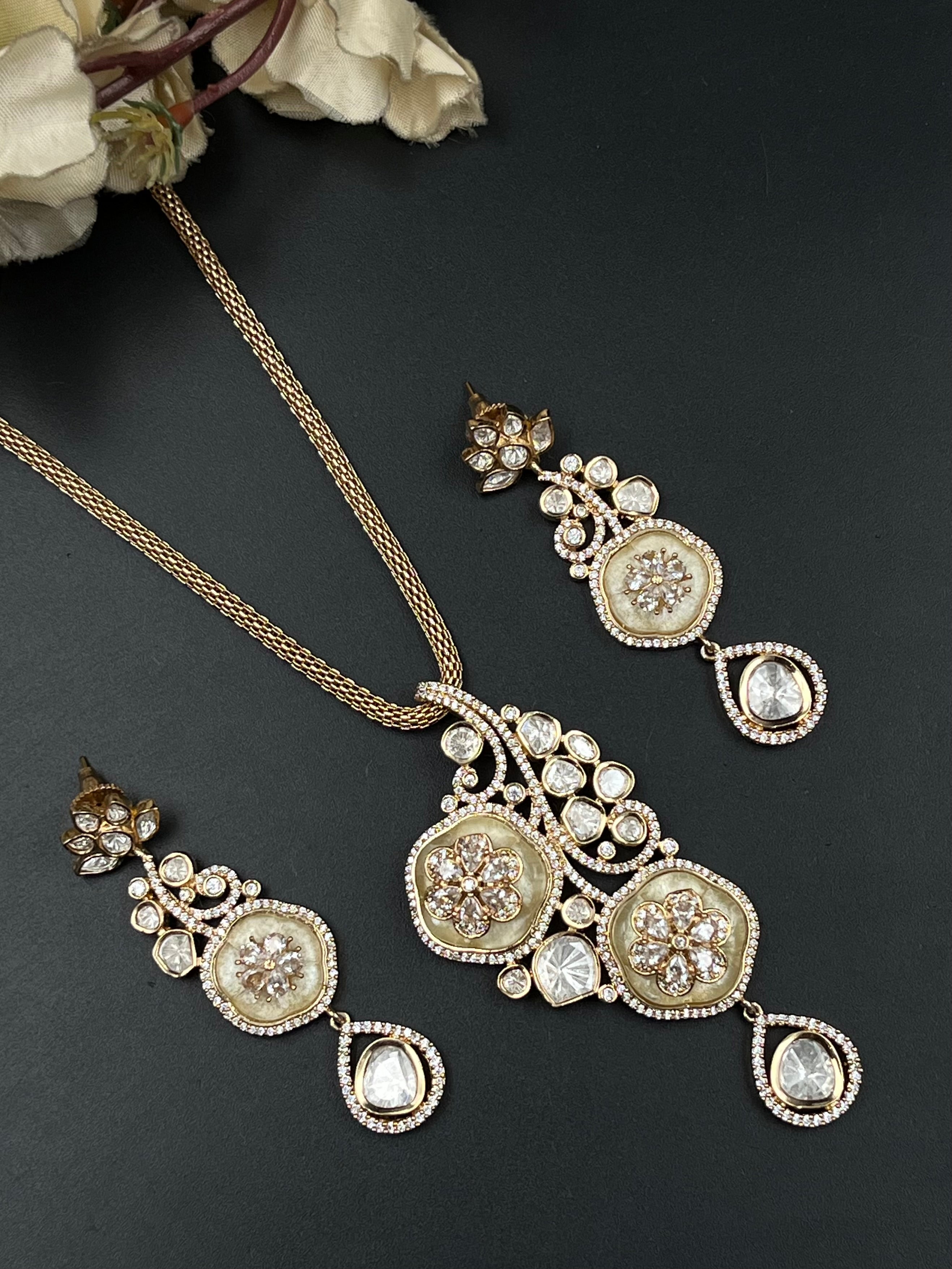 TIYA PENDANT