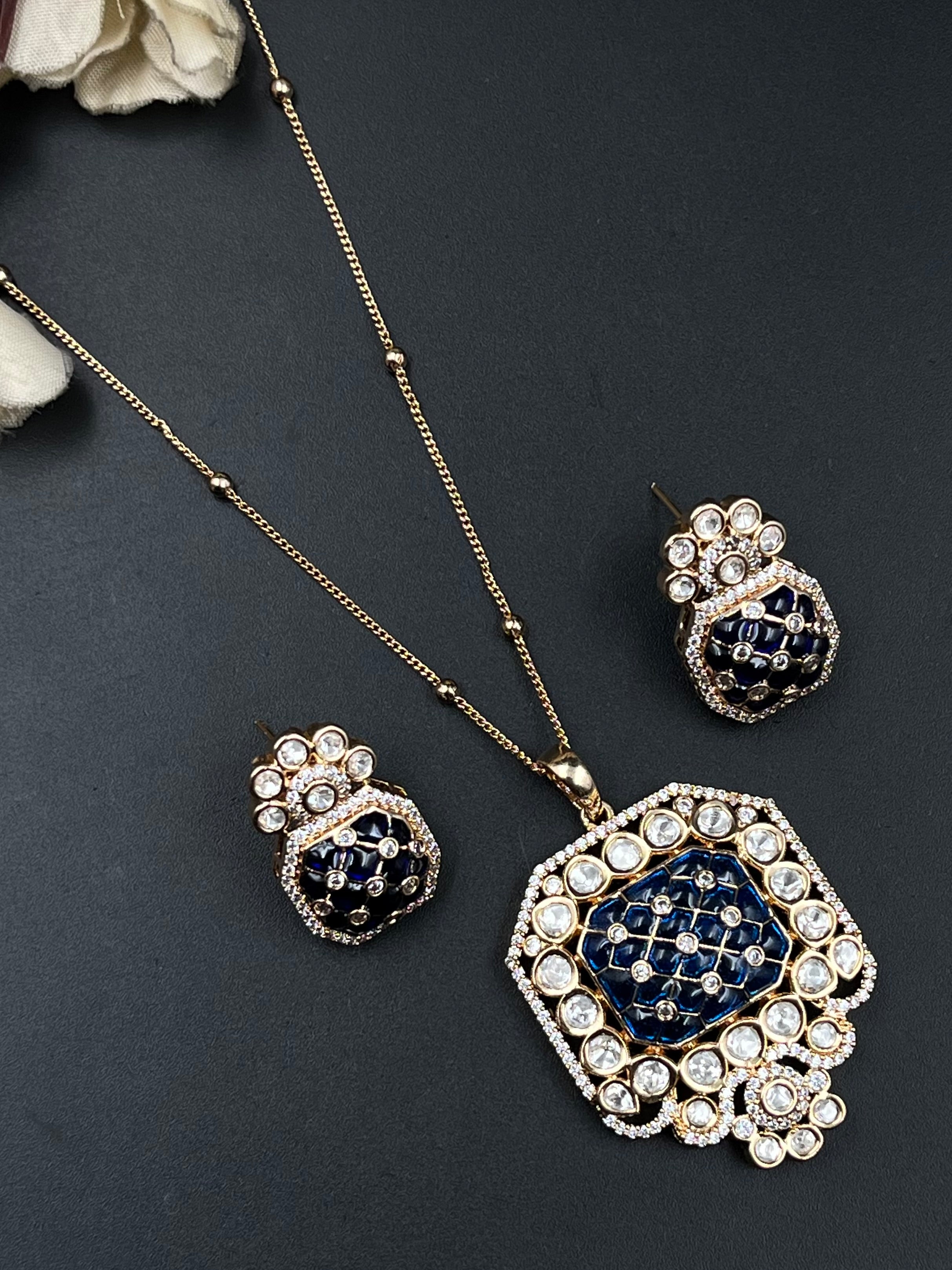 GIYAS PENDANT
