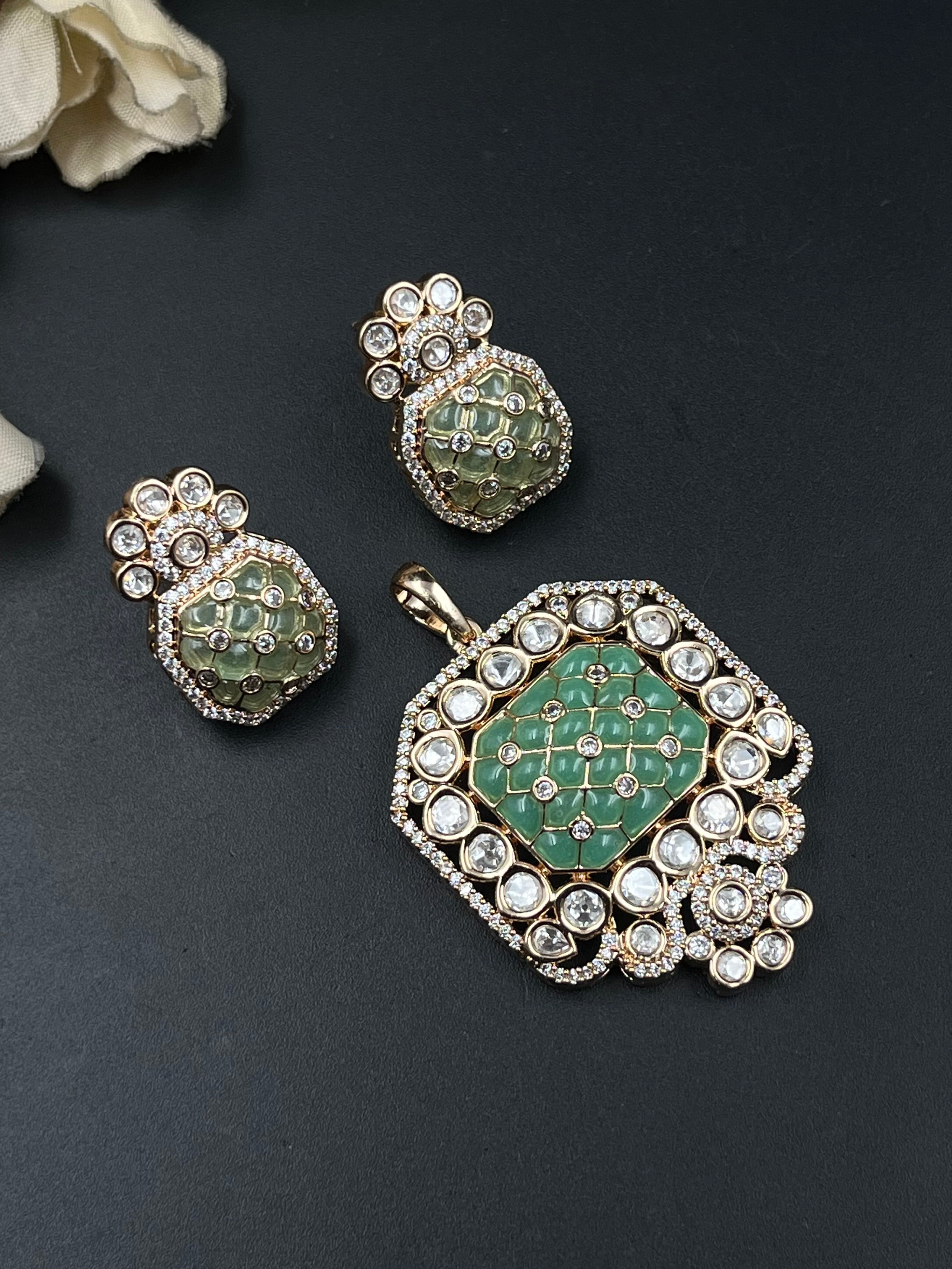 GIYAS PENDANT