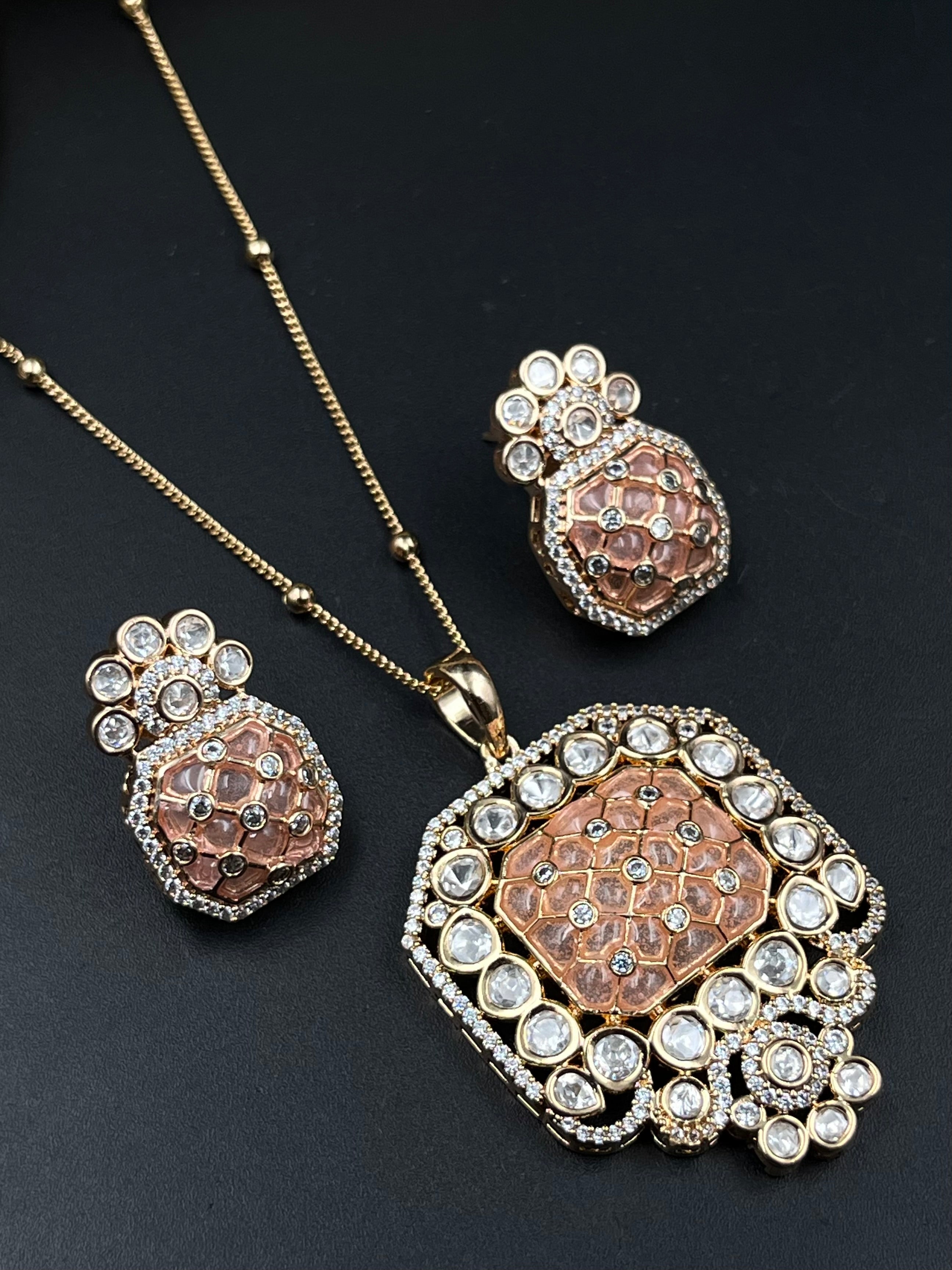 GIYAS PENDANT
