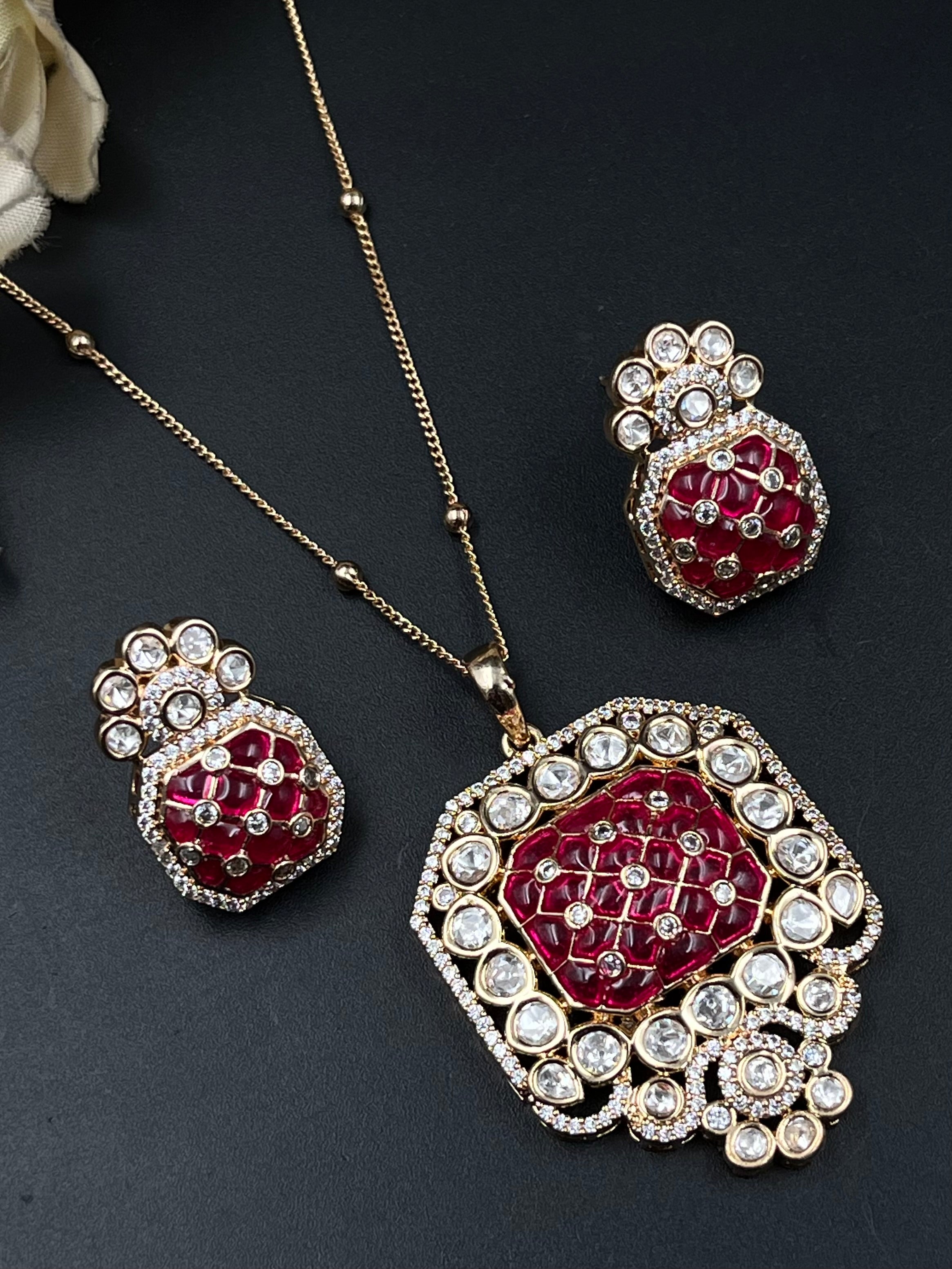 GIYAS PENDANT