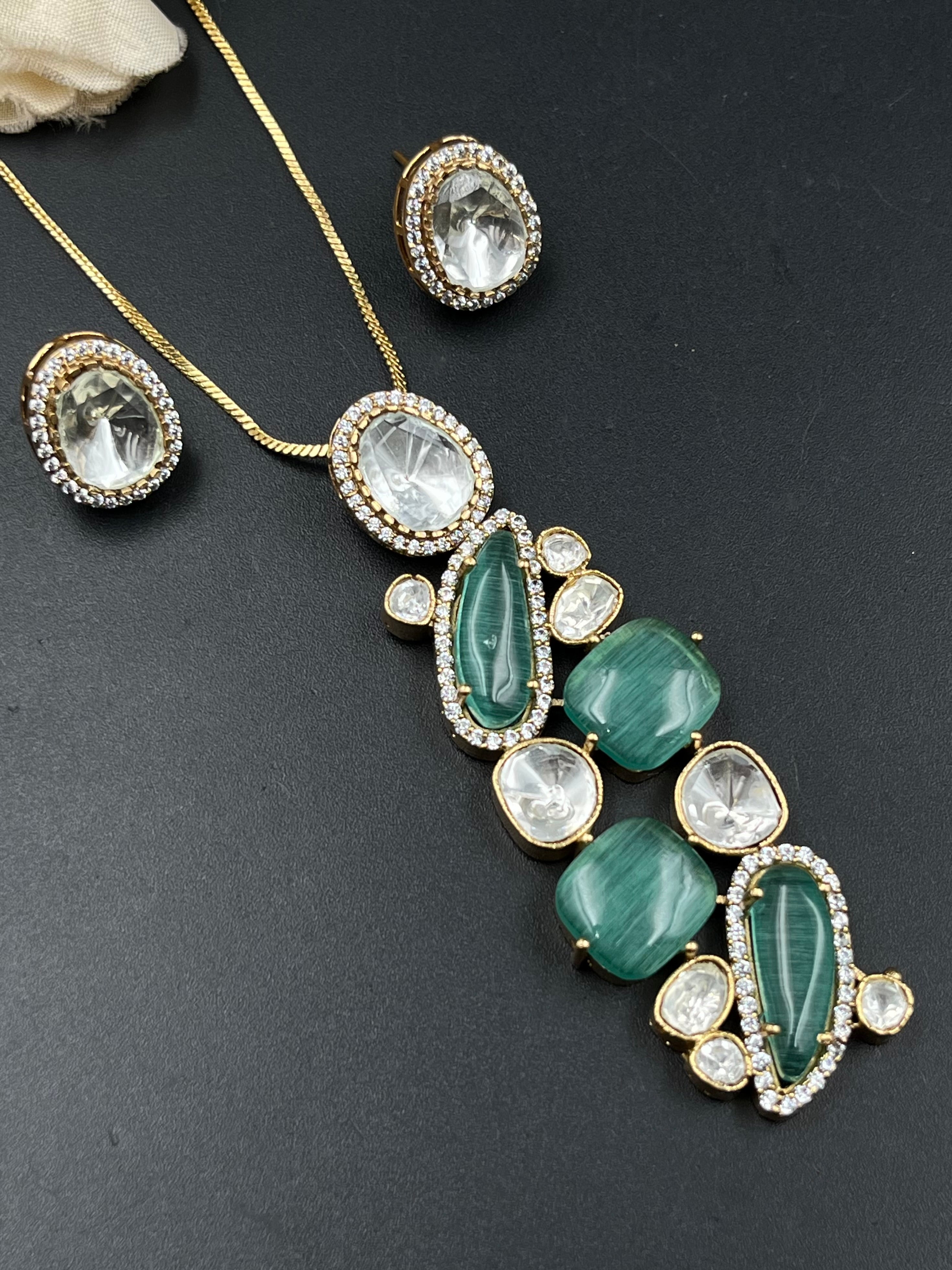 LIYAS PENDANT