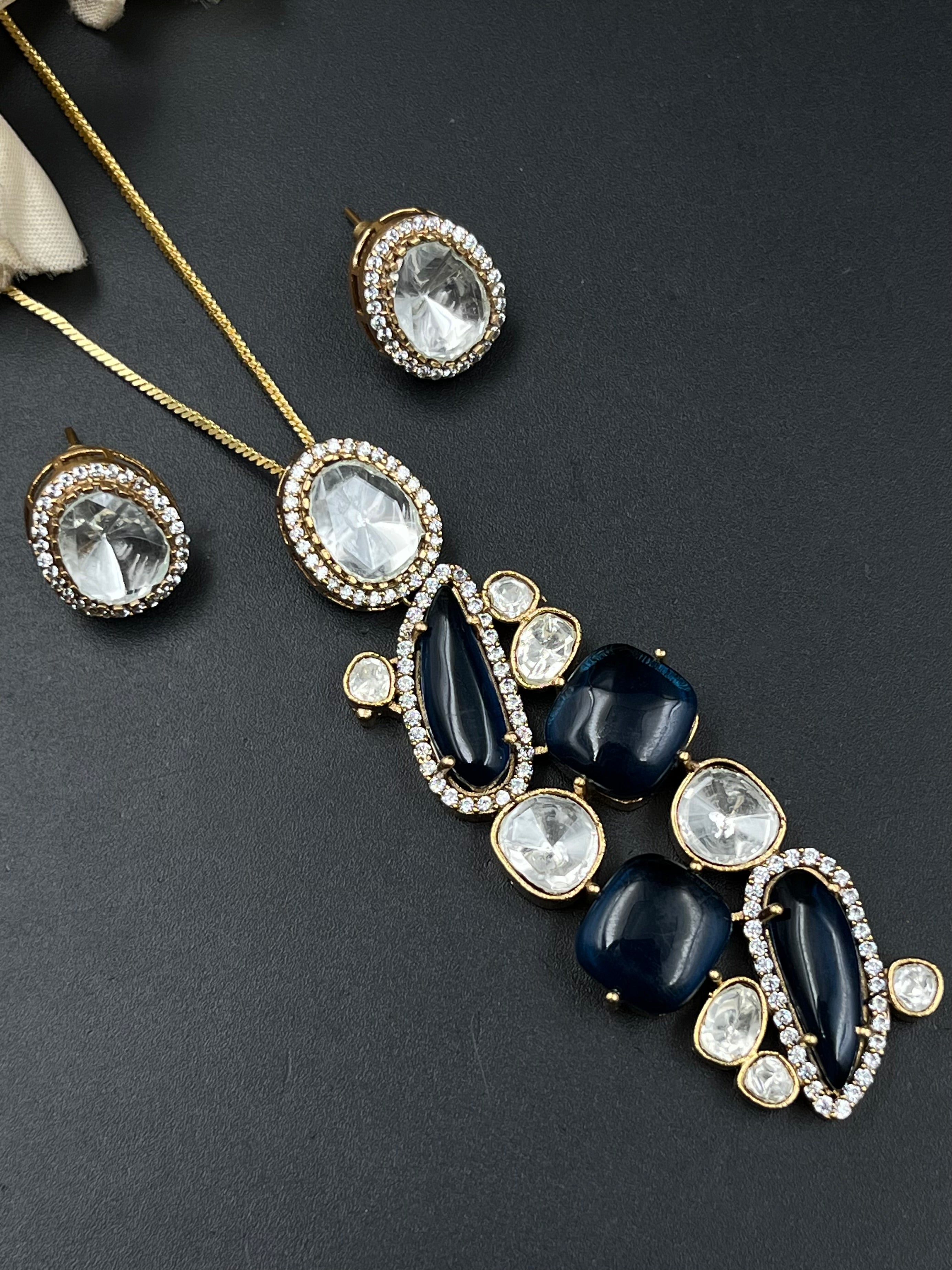 LIYAS PENDANT