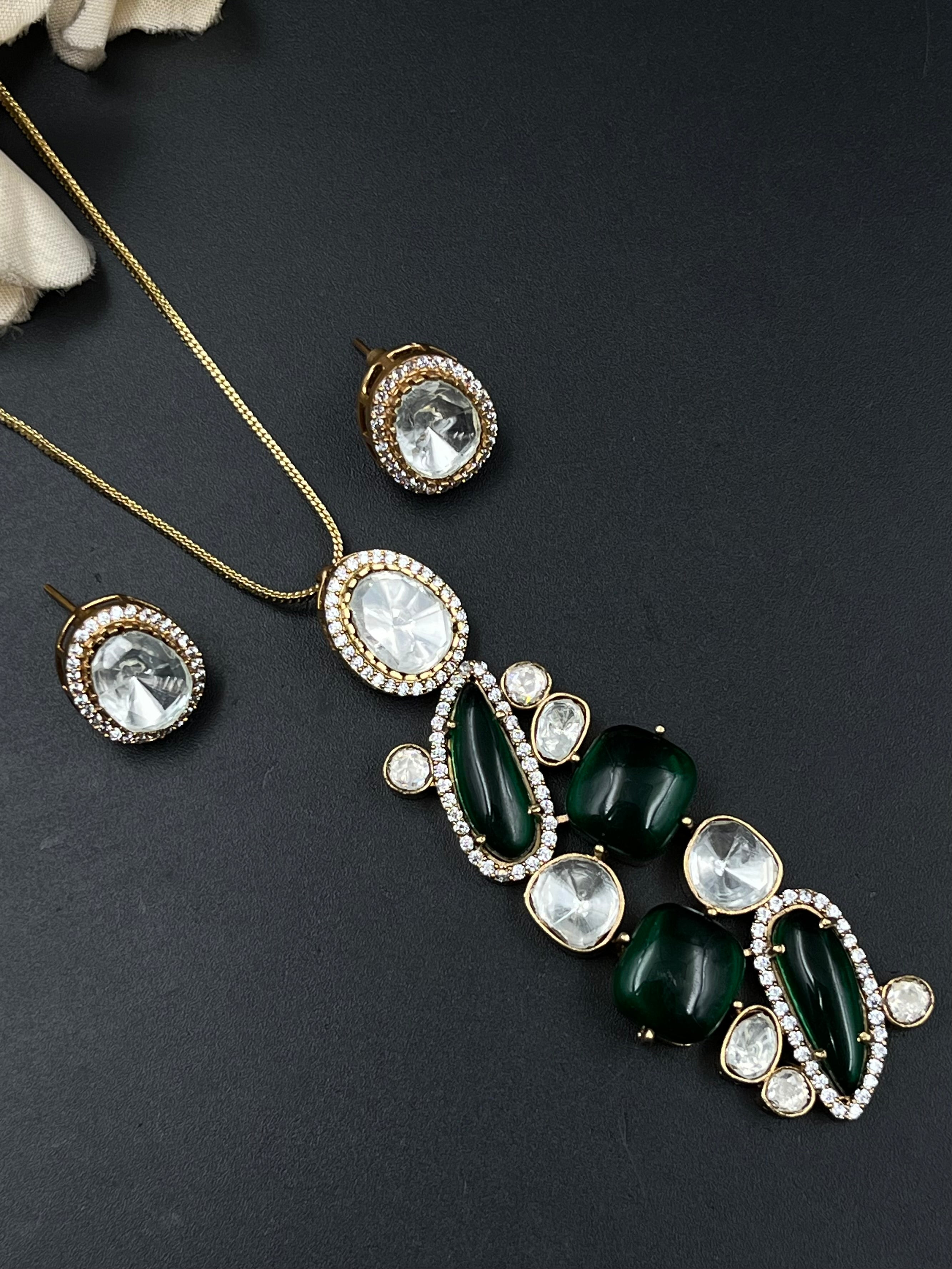 LIYAS PENDANT
