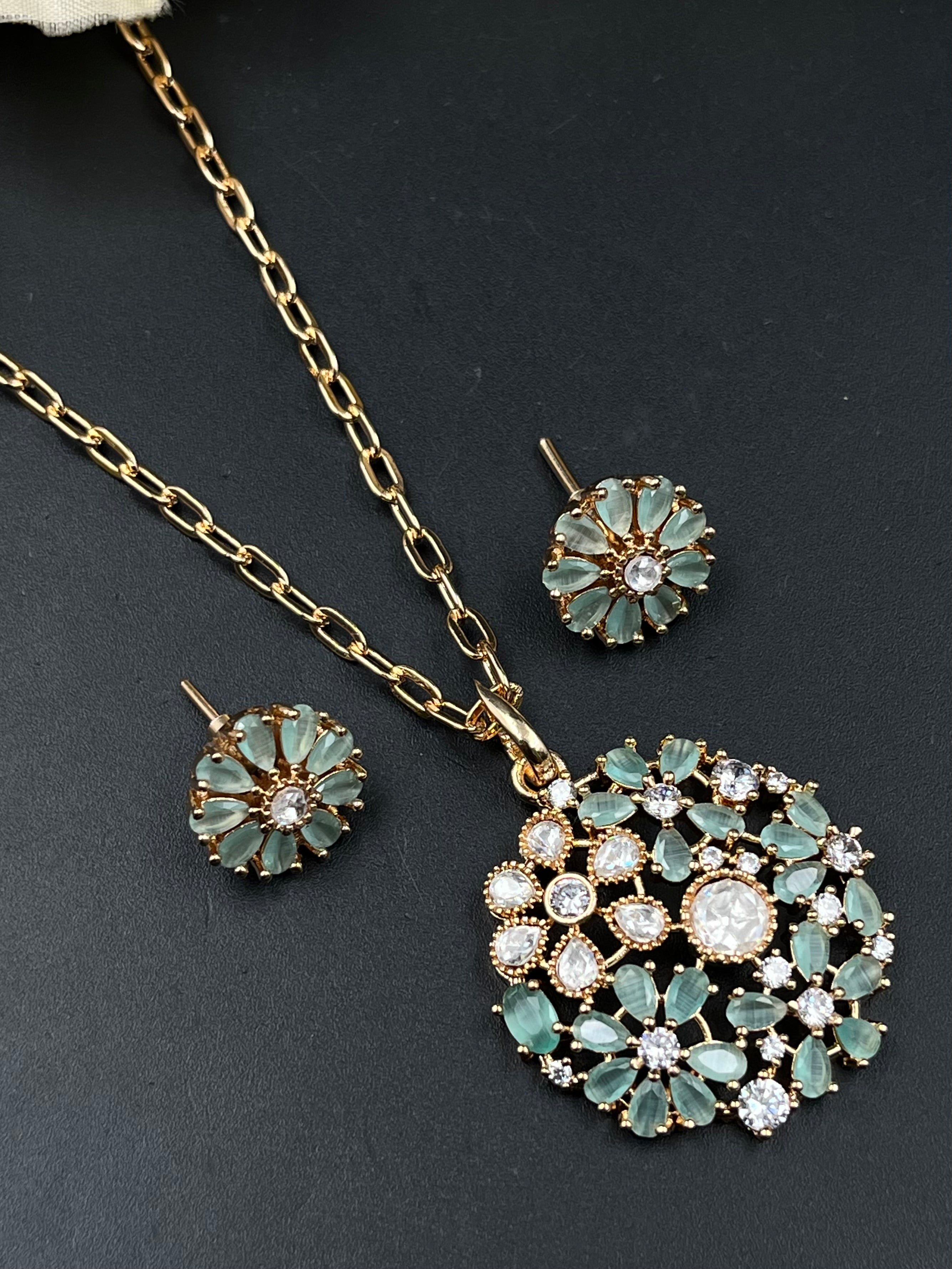 RIYAS PENDANT
