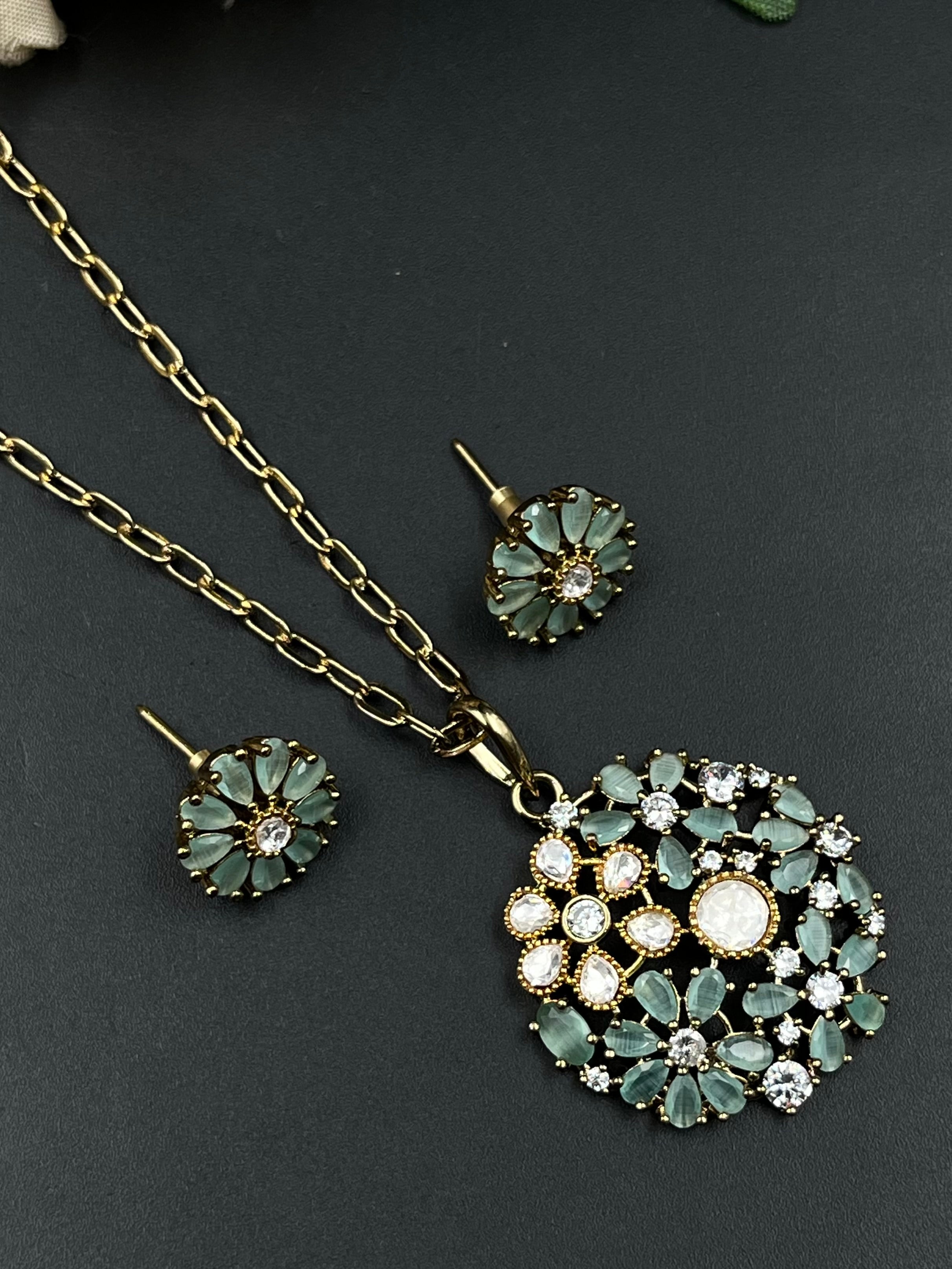 RIYAS PENDANT