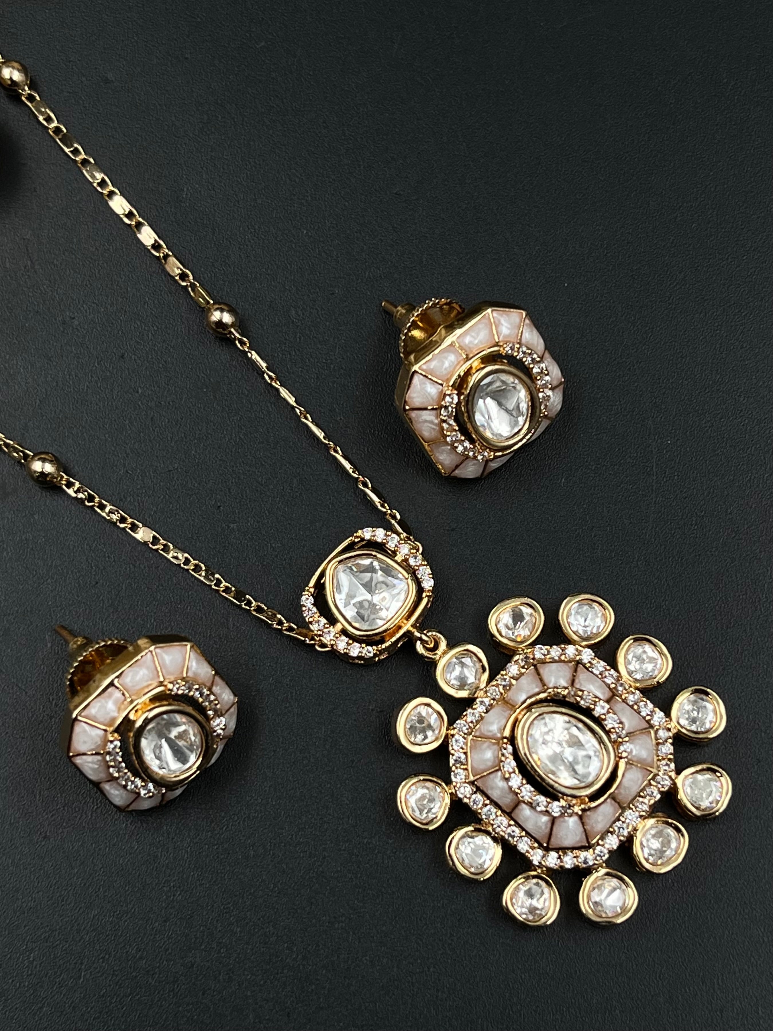 AIYAS PENDANT