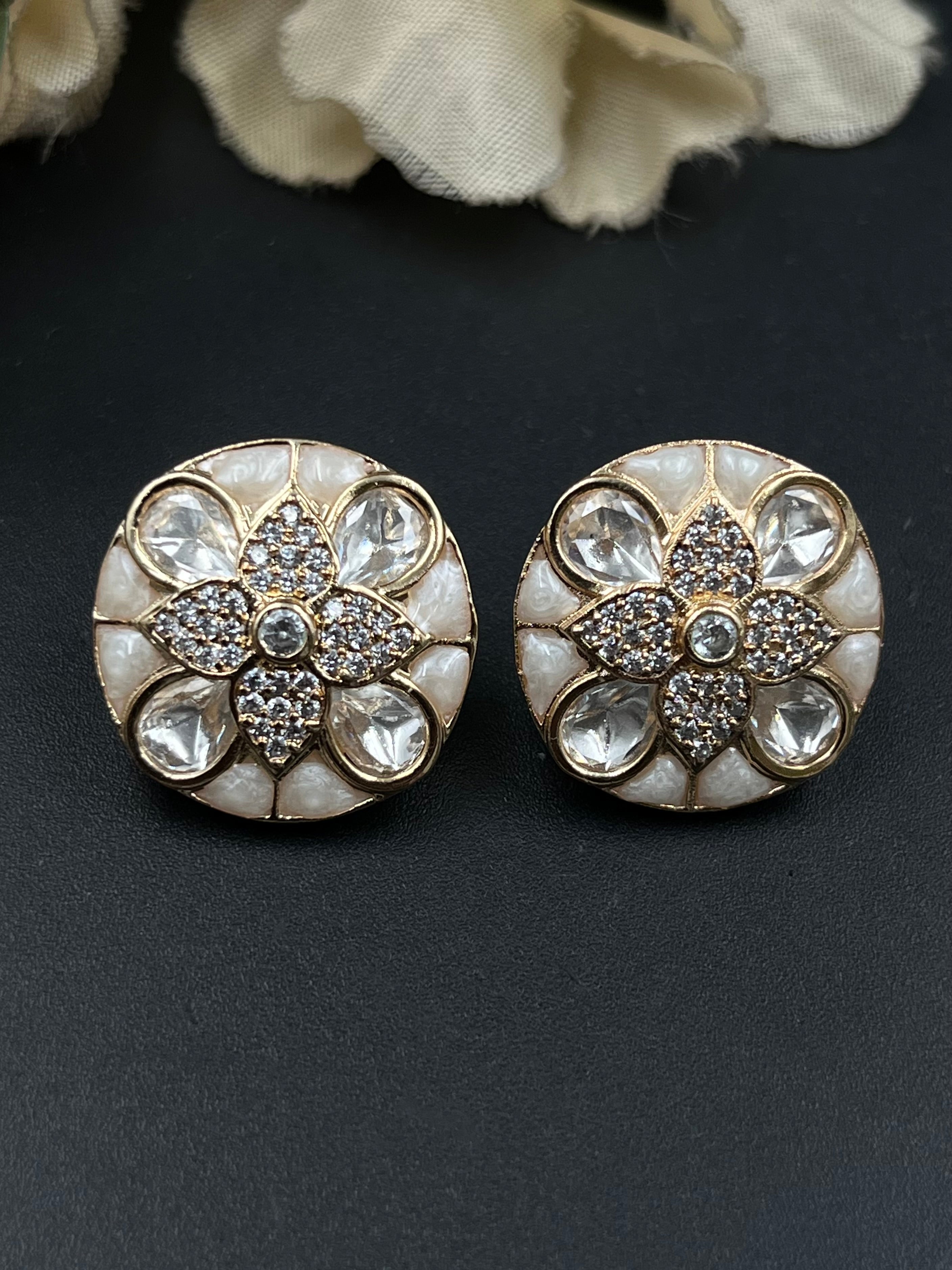 UNI EARRING