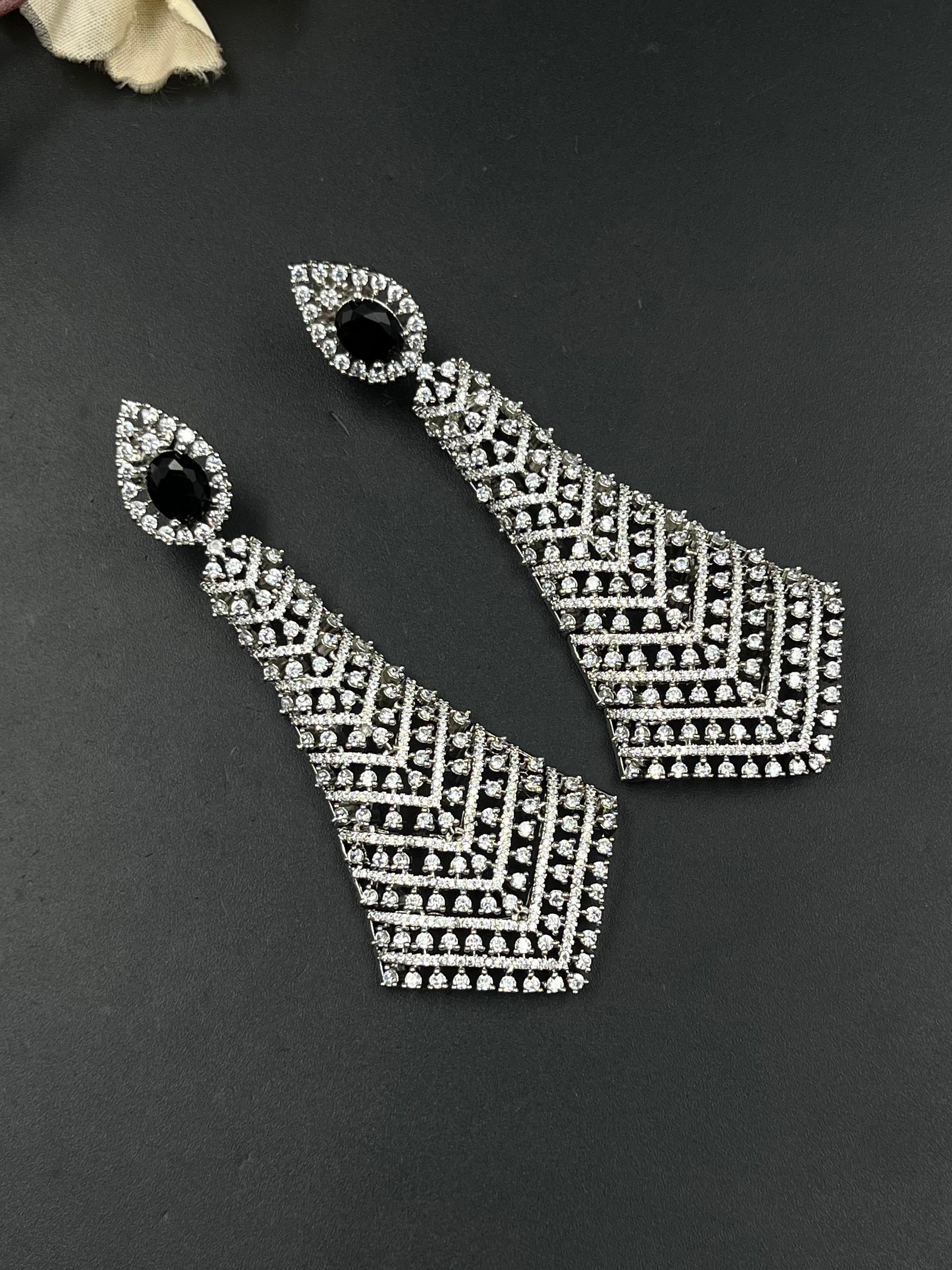 LEO EARRING