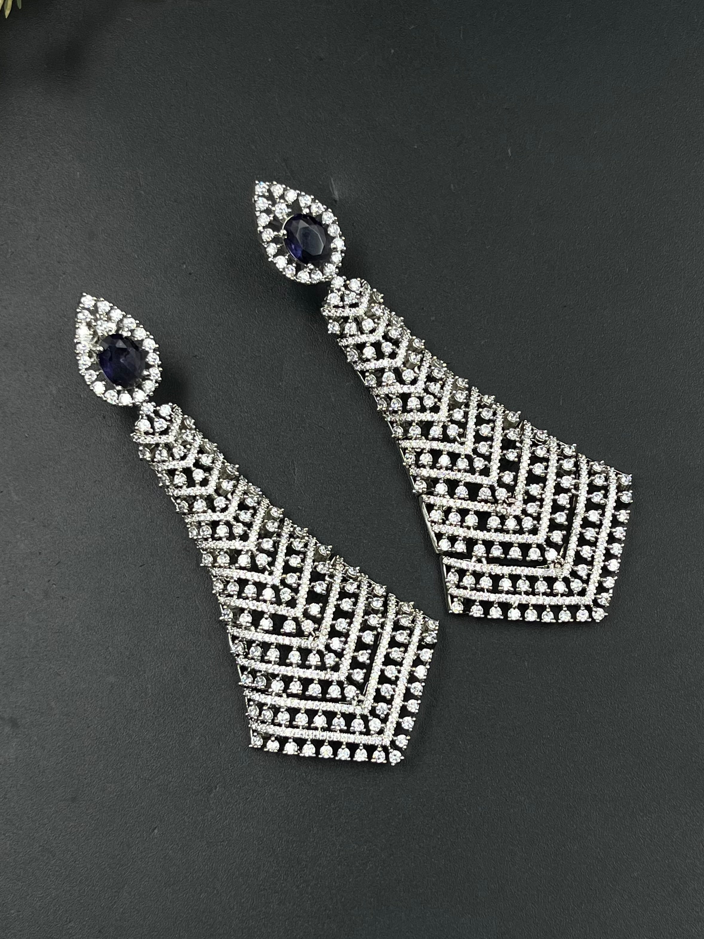 LEO EARRING