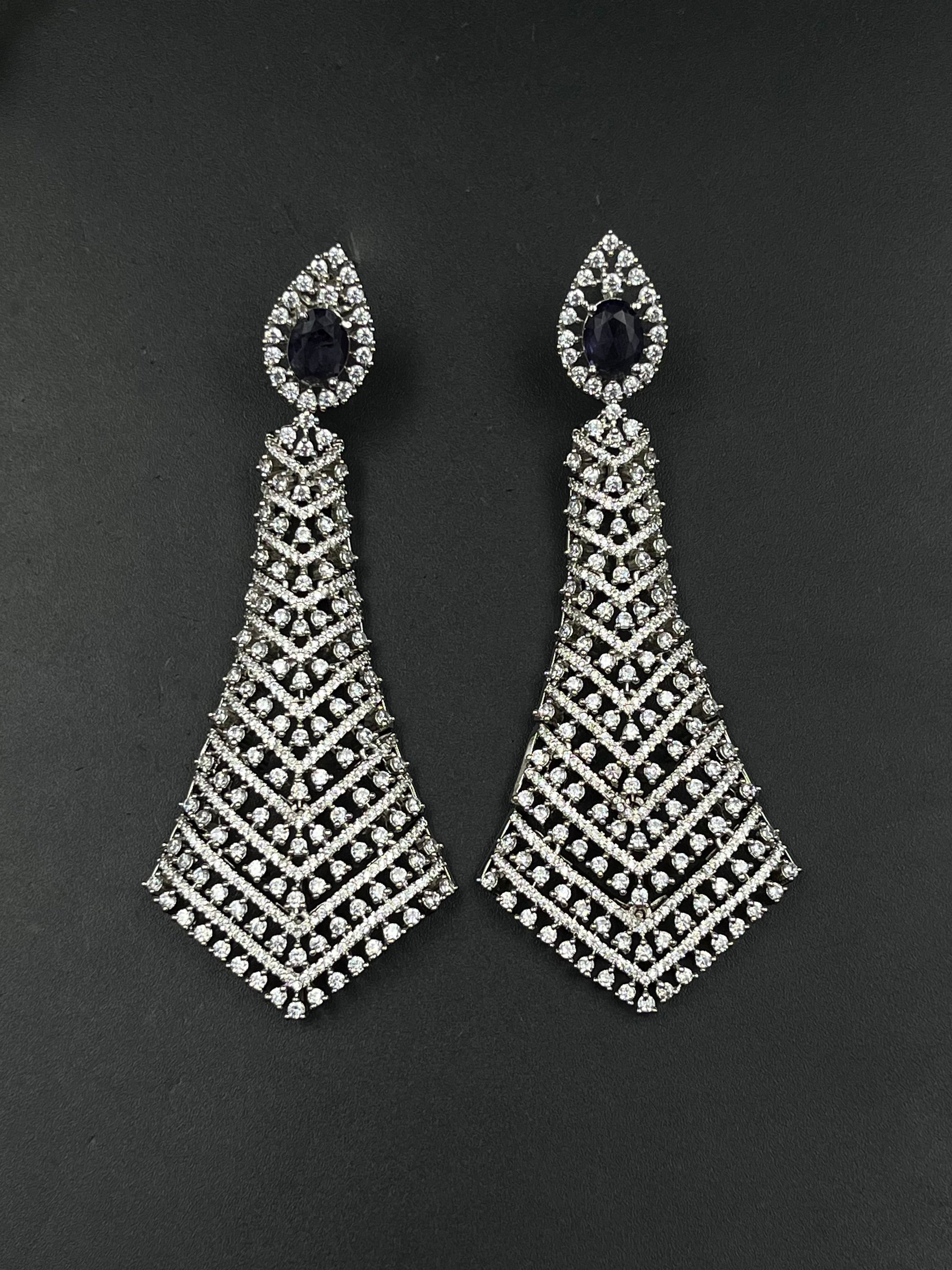 LEO EARRING