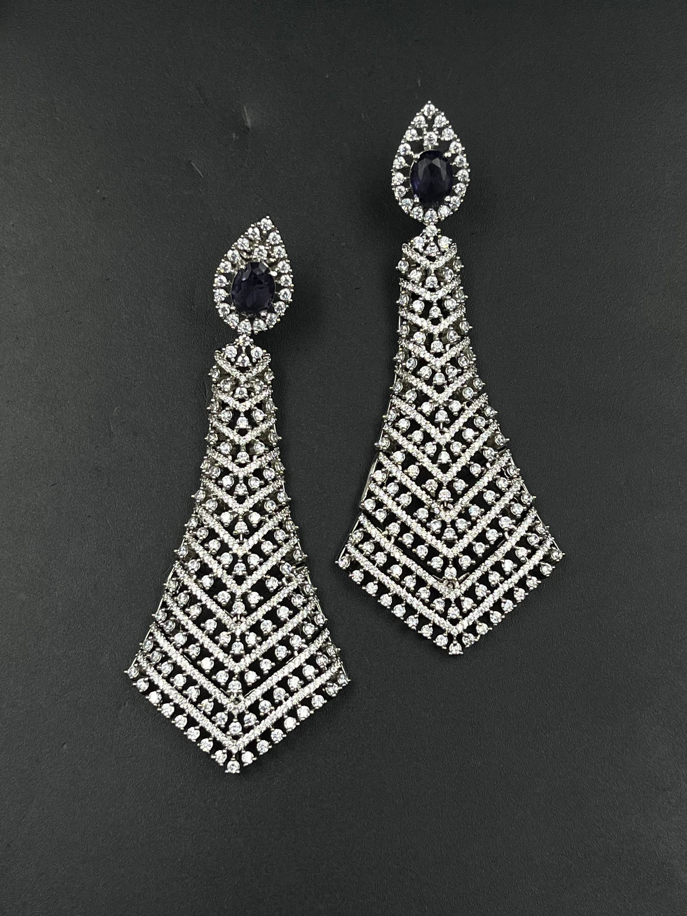 LEO EARRING