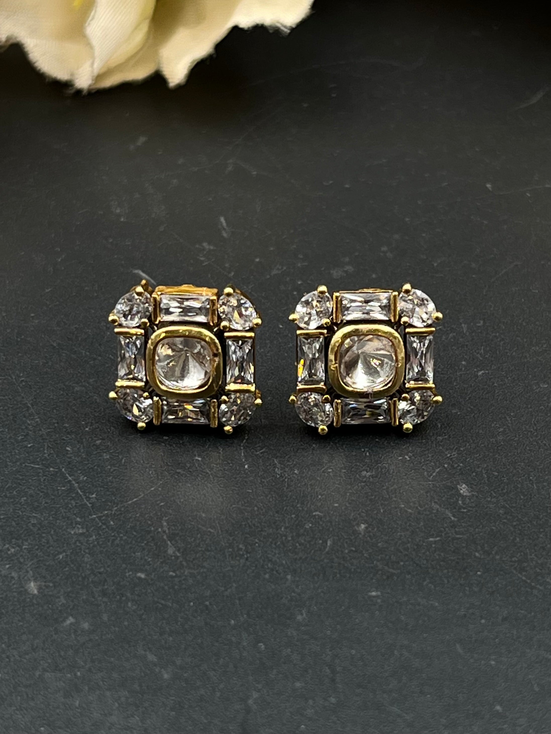 RIYA EARRING