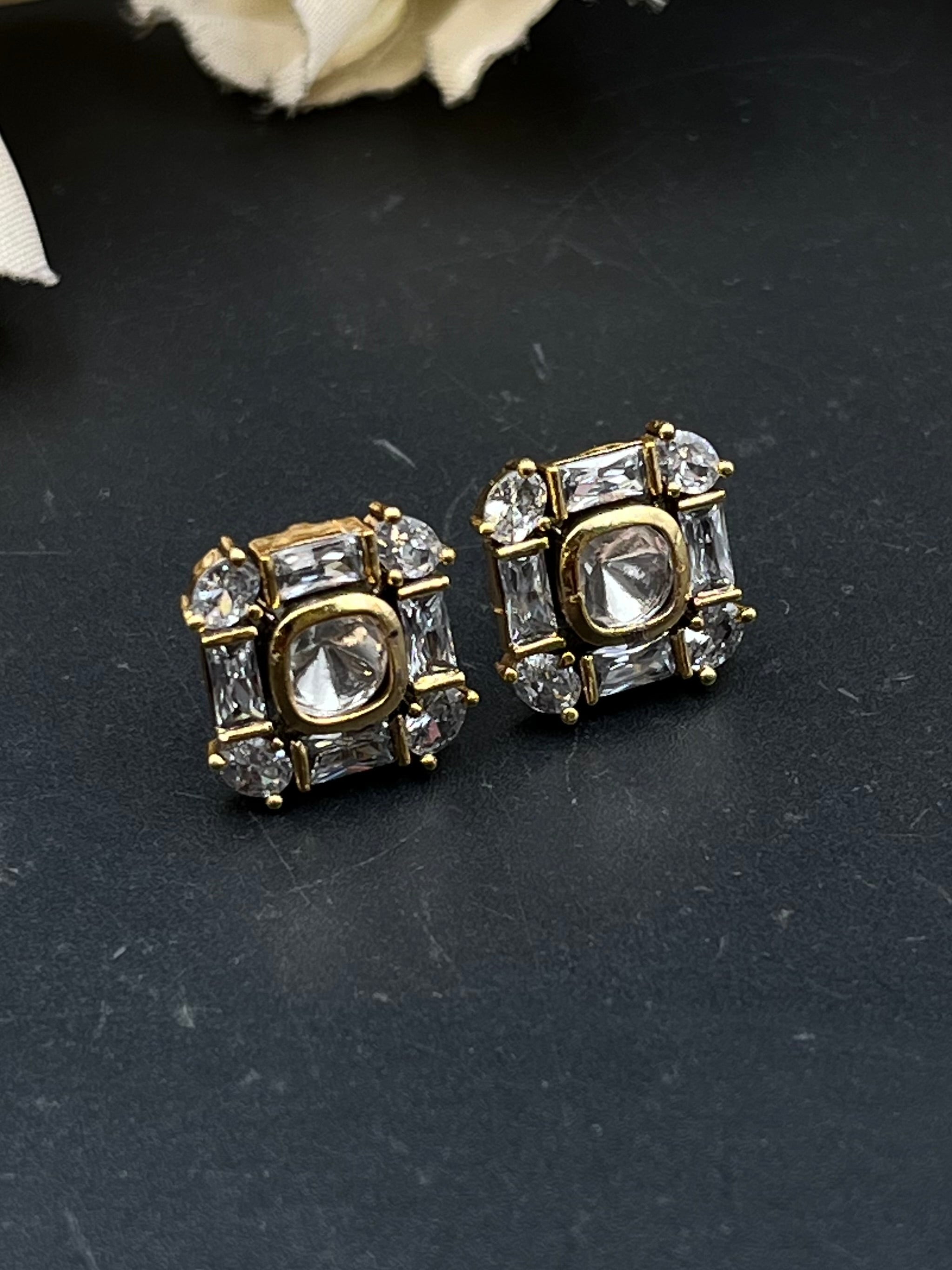 RIYA EARRING